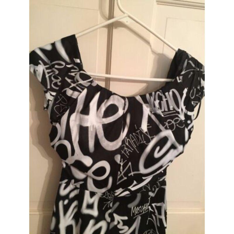 AW15 Moschino Couture Jeremy Scott - Robe Graffiti noire/blance à col bénitier Pour femmes en vente