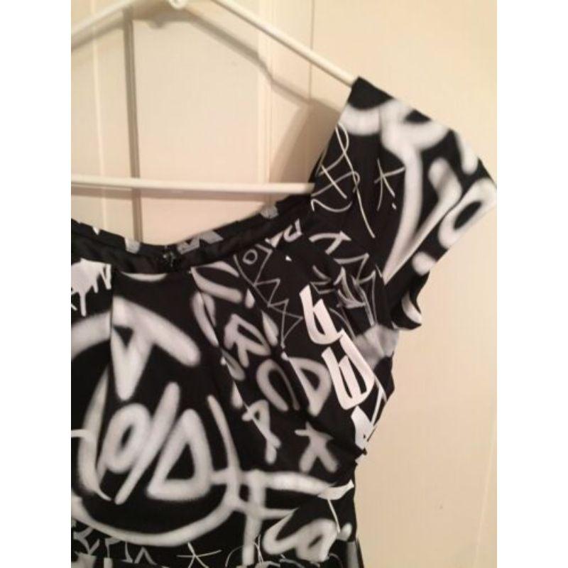 AW15 Moschino Couture Jeremy Scott - Robe Graffiti noire/blance à col bénitier en vente 1