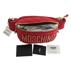 AW18 Moschino Couture Jeremy Scott Rotes gestepptes Fanny Pack mit Gold Nieten Logo