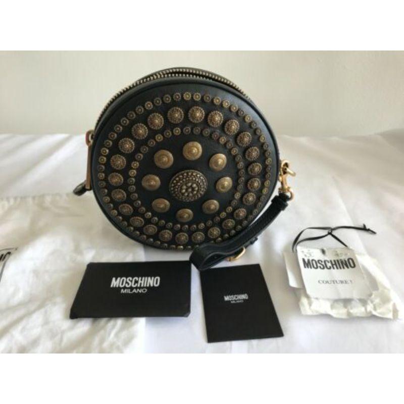 AW19 Moschino Couture Jeremy Scott Abbellimenti su tutta la linea Pochette rotonda in pelle in vendita 7