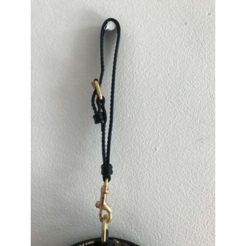 Nero AW19 Moschino Couture Jeremy Scott Abbellimenti su tutta la linea Pochette rotonda in pelle in vendita