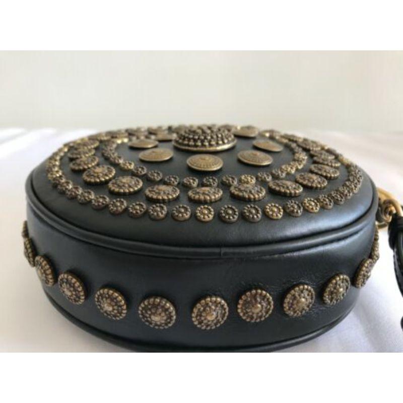 Pochette ronde en cuir Moschino Couture Jeremy Scott avec ornements superposés AW19 Pour femmes en vente