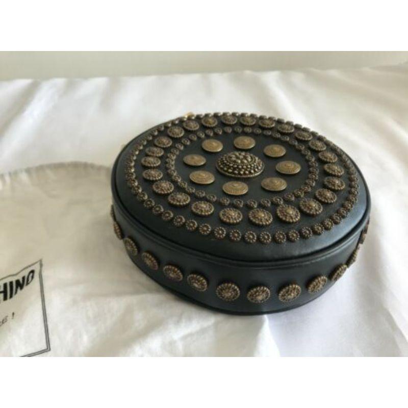 Pochette ronde en cuir Moschino Couture Jeremy Scott avec ornements superposés AW19 en vente 4