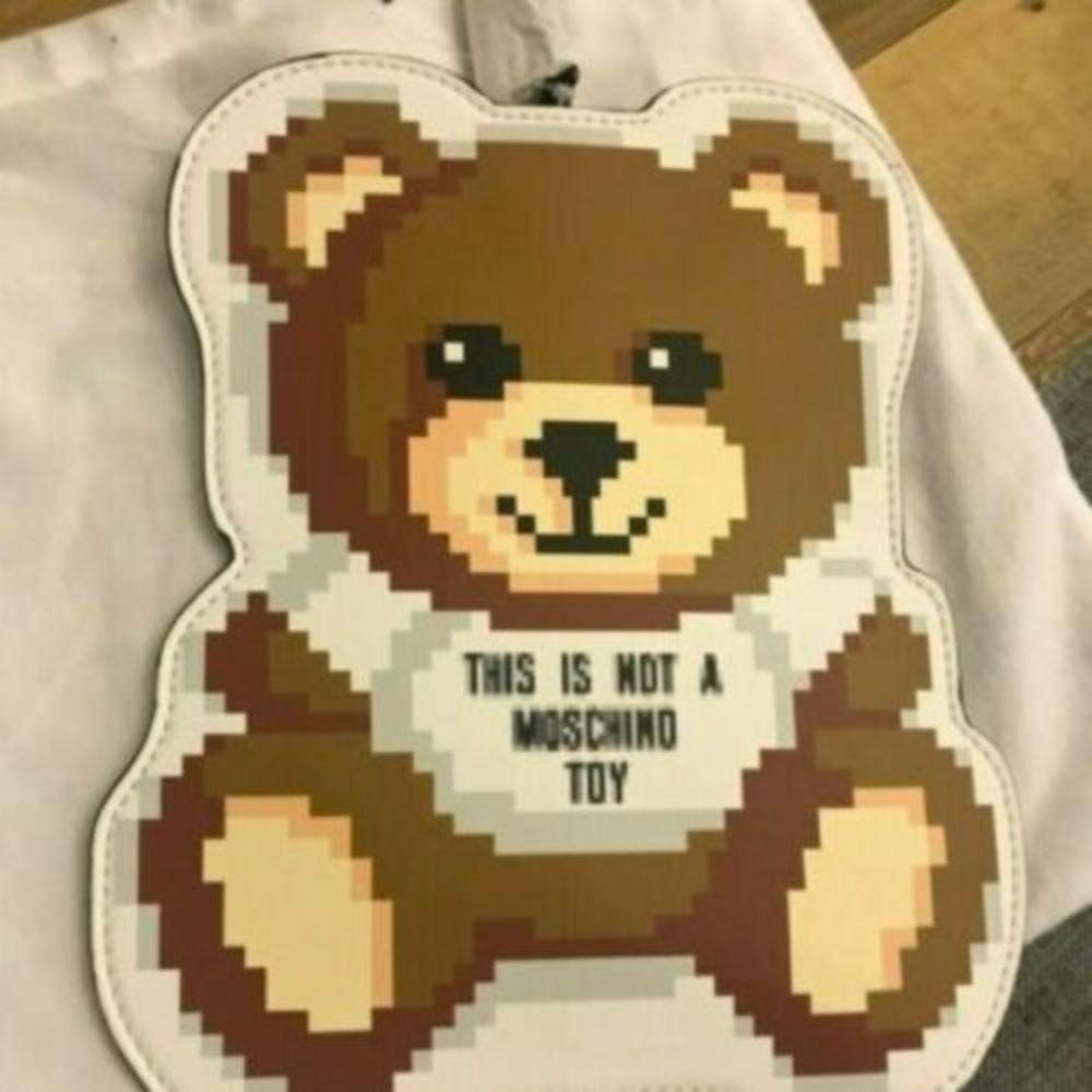 AW19 Moschino Couture Sims Leather Teddy Bear Pixel Pouch Clutch by Jeremy Scott For Sale 2