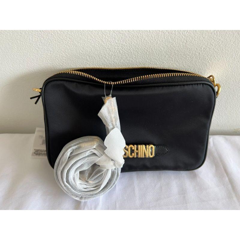 AW20 Moschino Couture Schwarze Nylon-Umhängetasche mit goldenem Logo von Jeremy Scott im Angebot 1