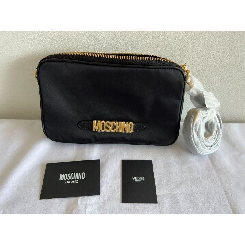 AW20 Moschino Couture Schwarze Nylon-Umhängetasche mit goldenem Logo von Jeremy Scott im Angebot 3