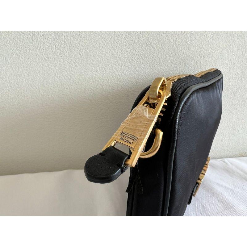 AW20 Moschino Couture Schwarze Nylon-Umhängetasche mit goldenem Logo von Jeremy Scott im Angebot 5