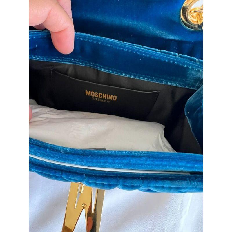 AW20 Moschino Couture Brand Logo Plauqe „M“ Blaue Crossbody-Tasche aus Samt mit Samteffekt-Effekt im Angebot 6