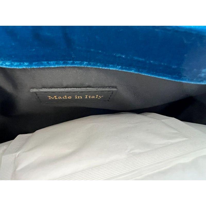 AW20 Moschino Couture Brand Logo Plauqe „M“ Blaue Crossbody-Tasche aus Samt mit Samteffekt-Effekt im Angebot 7