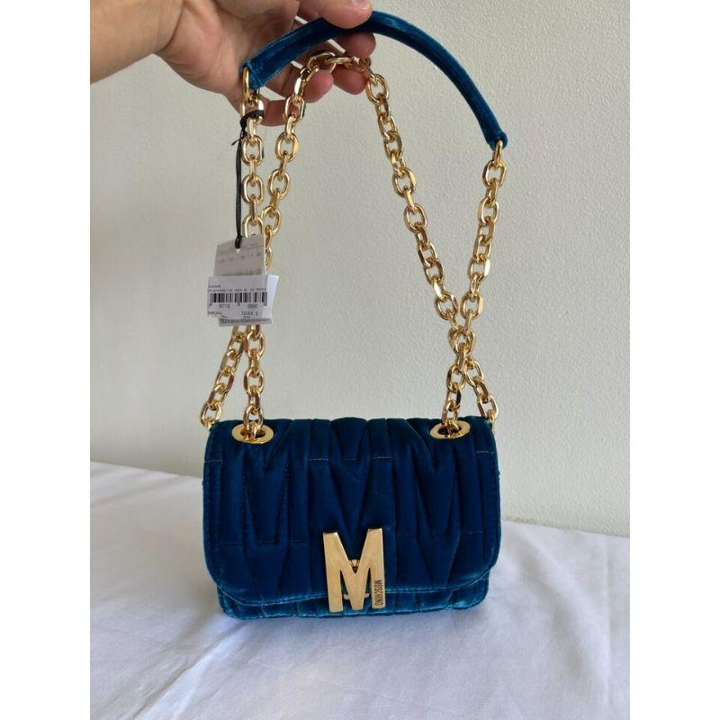 AW20 Moschino Couture Brand Logo Plauqe „M“ Blaue Crossbody-Tasche aus Samt mit Samteffekt-Effekt

Zusätzliche Informationen:
MATERIAL: Baumwolle, Samt-Effekt
Farbe: Blau, Gold
Muster: 