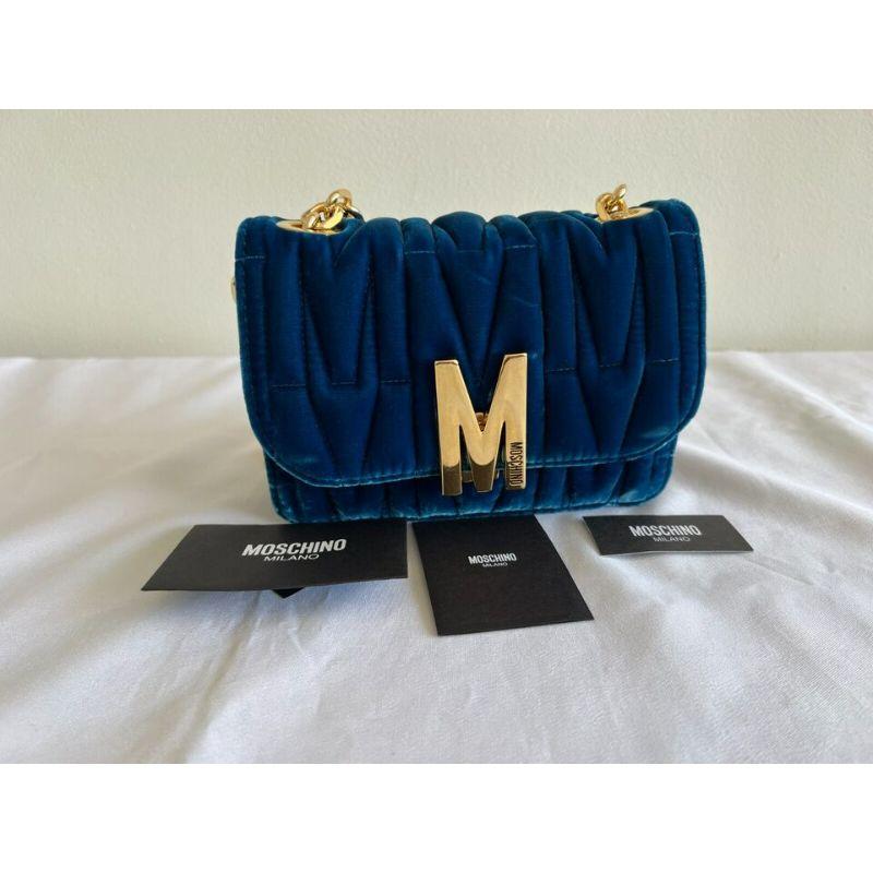 AW20 Moschino Couture Brand Logo Plauqe „M“ Blaue Crossbody-Tasche aus Samt mit Samteffekt-Effekt Damen im Angebot