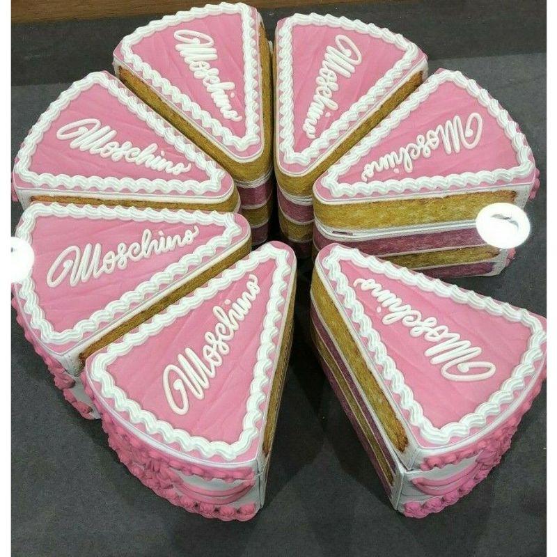 AW20 Moschino Couture Jeremy Scott Cake Slice Clutch Logo Marie Antoinette In New Condition In Palm Springs, CA