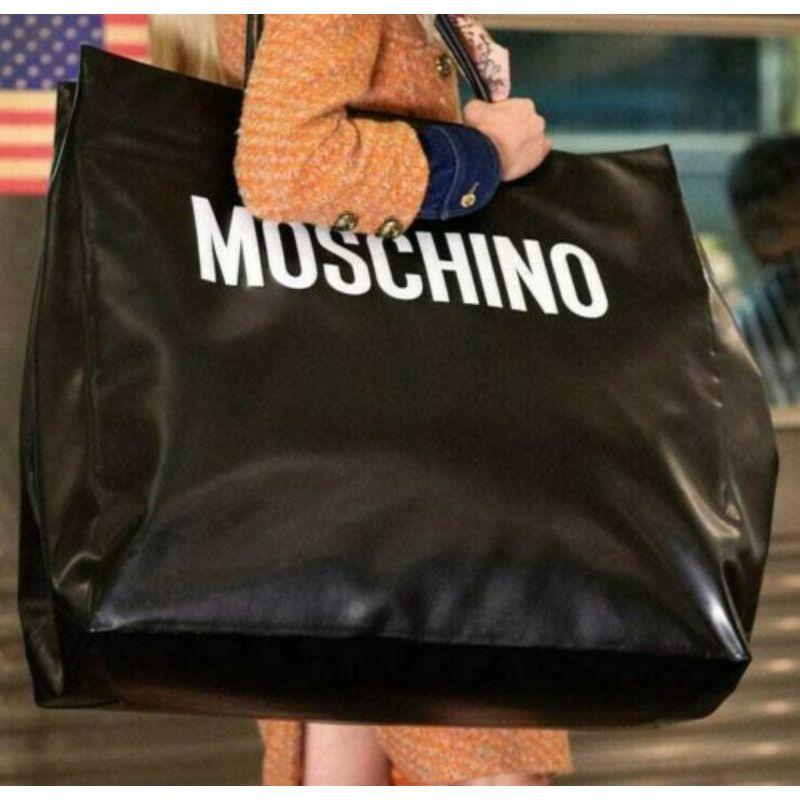 AW20 Moschino Couture Jeremy Scott übergroße schwarze Shopper-Tasche mit weißem Logo im Angebot 7
