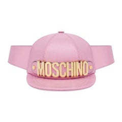 AW20 Moschino Couture Jeremy Scott Rosa Leder Hut in Form eines Fanny Packs mit goldenem Logo