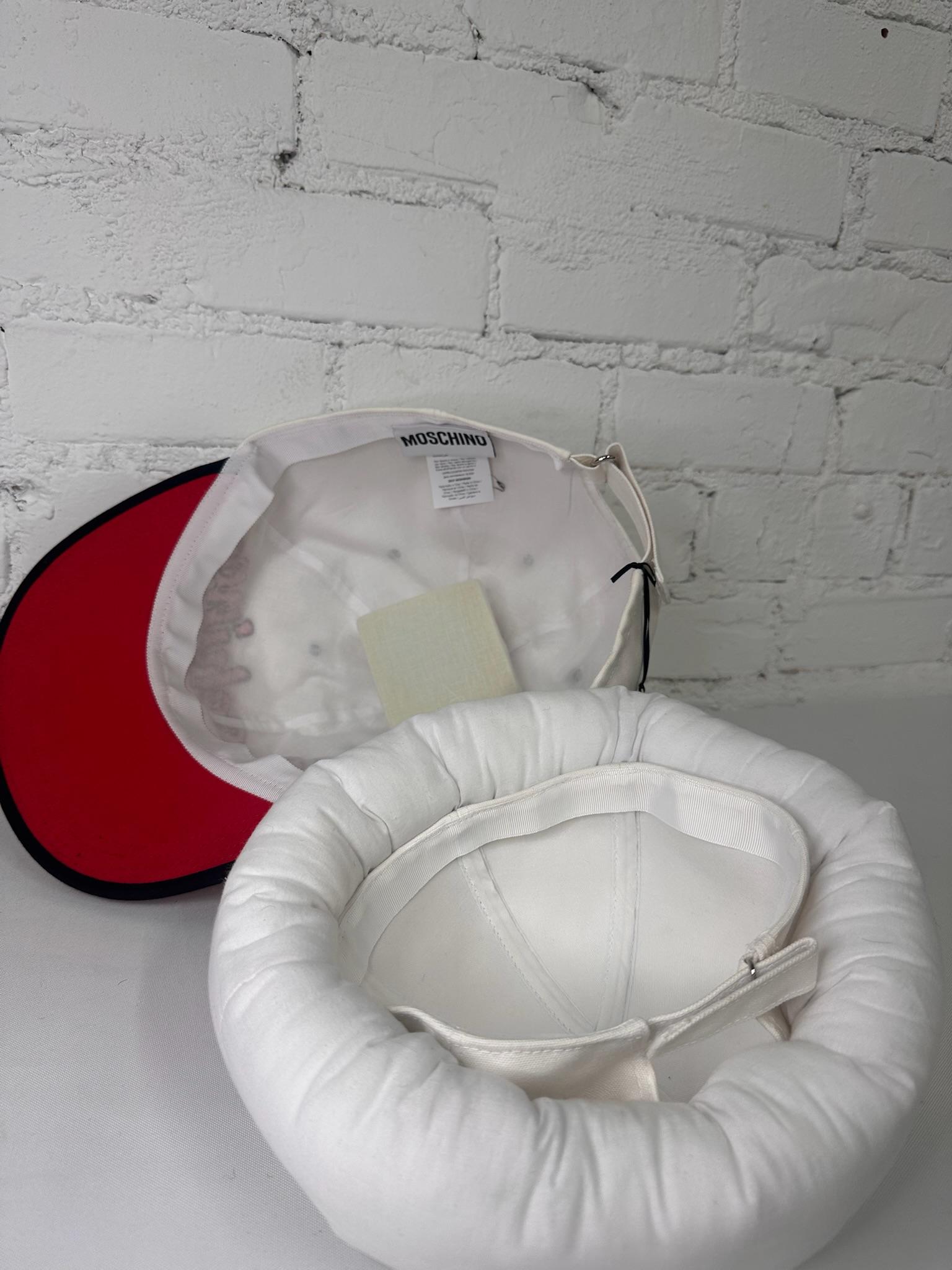 AW20 Moschino Couture Jeremy Scott Rosso Bianco Oversize Snapback Logo Hat in vendita 7