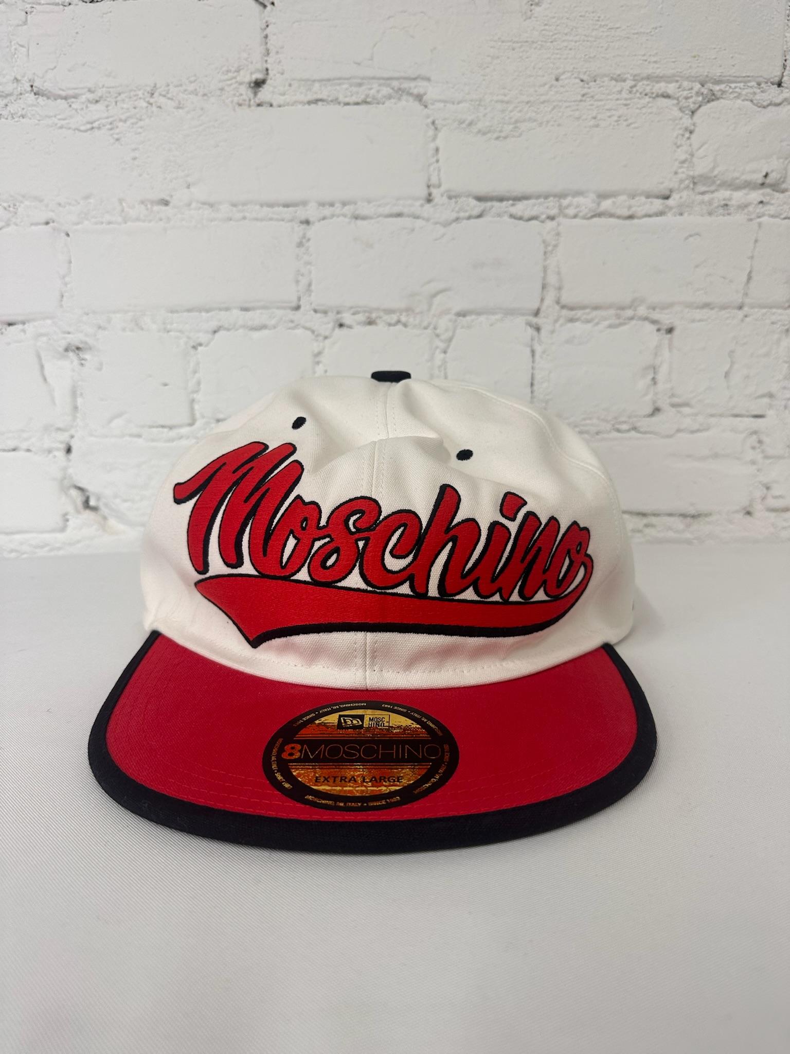 AW20 Moschino Couture Jeremy Scott Rosso Bianco Oversize Snapback Logo Hat in vendita 9