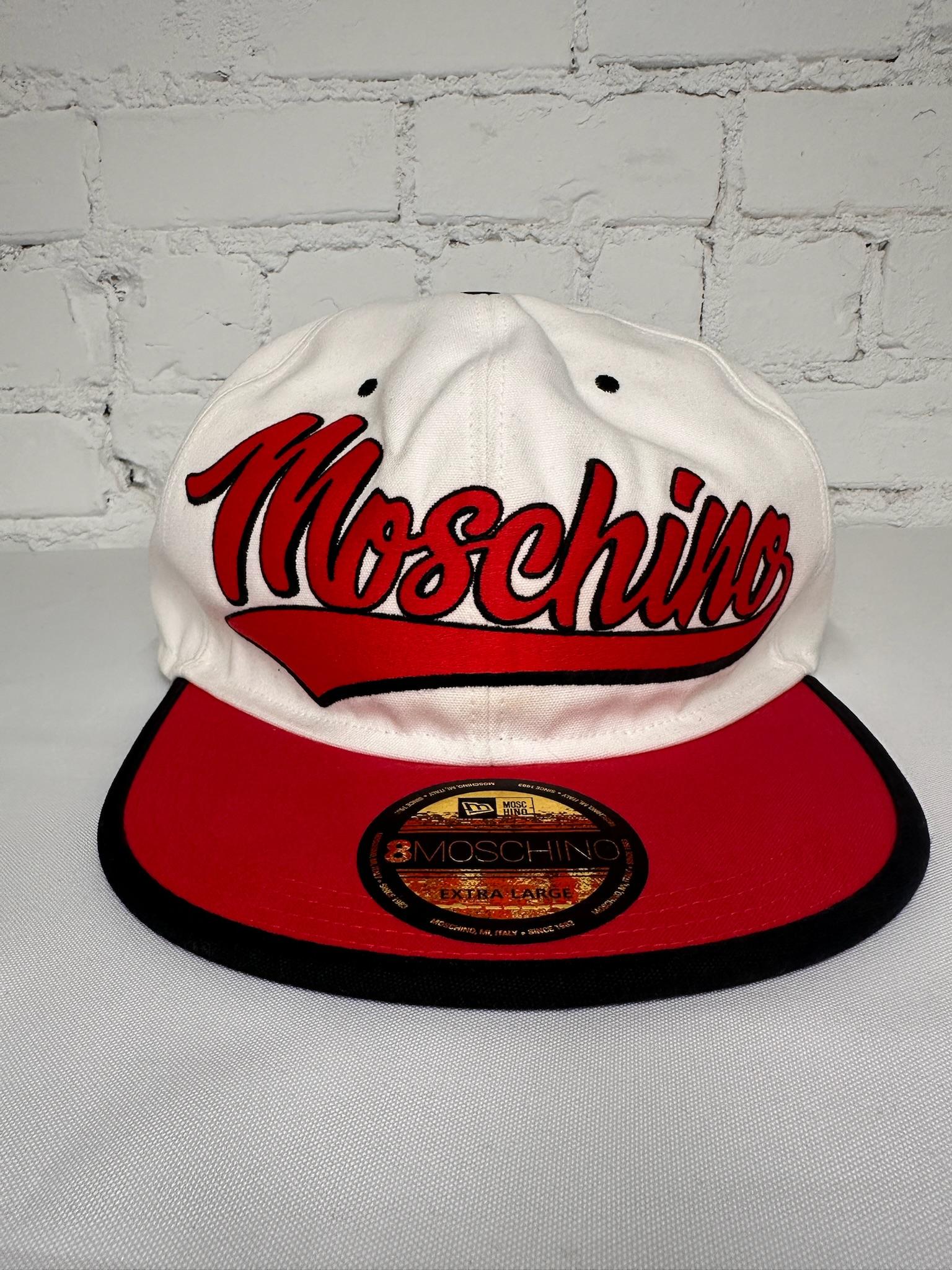 AW20 Moschino Couture Jeremy Scott Rosso Bianco Oversize Snapback Logo Hat In condizioni Nuovo in vendita a Los Angeles, CA