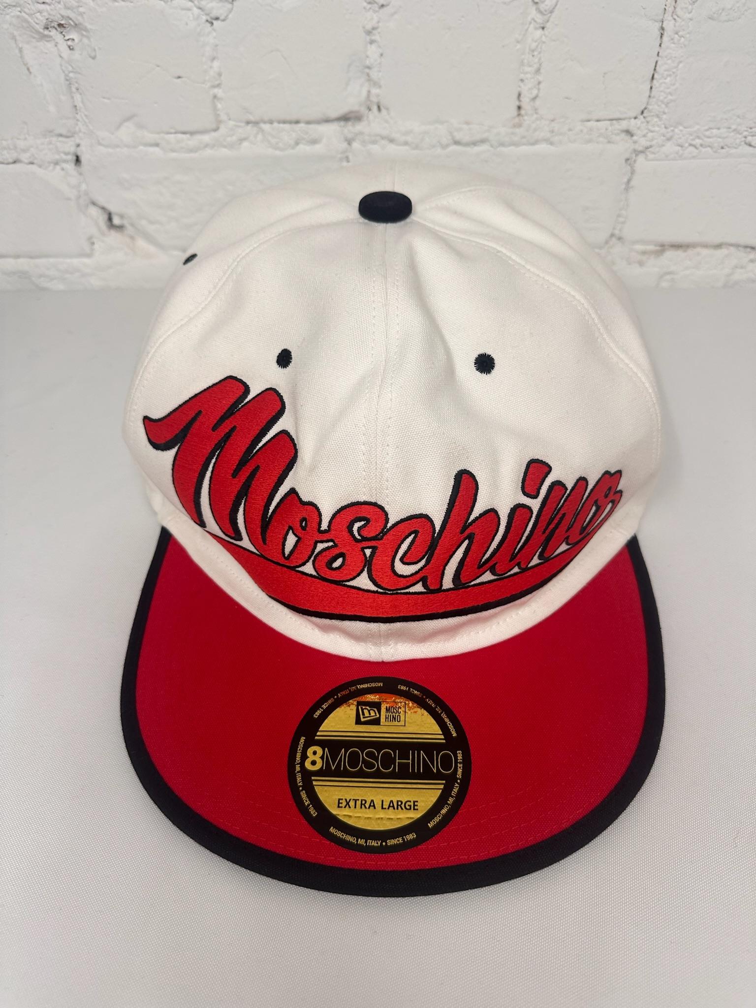 da uomo o donna AW20 Moschino Couture Jeremy Scott Rosso Bianco Oversize Snapback Logo Hat in vendita
