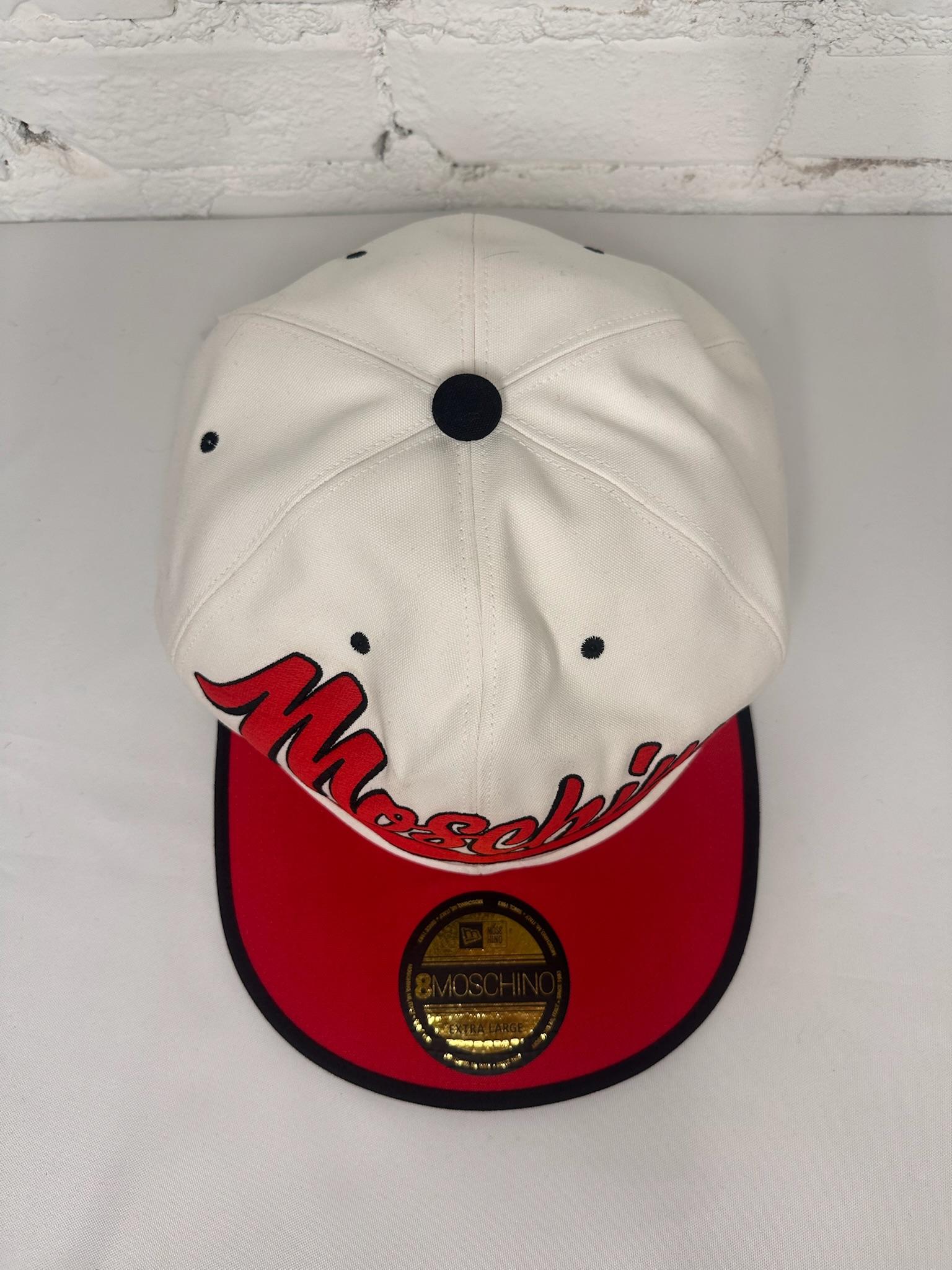 AW20 Moschino Couture Jeremy Scott Rosso Bianco Oversize Snapback Logo Hat in vendita 2