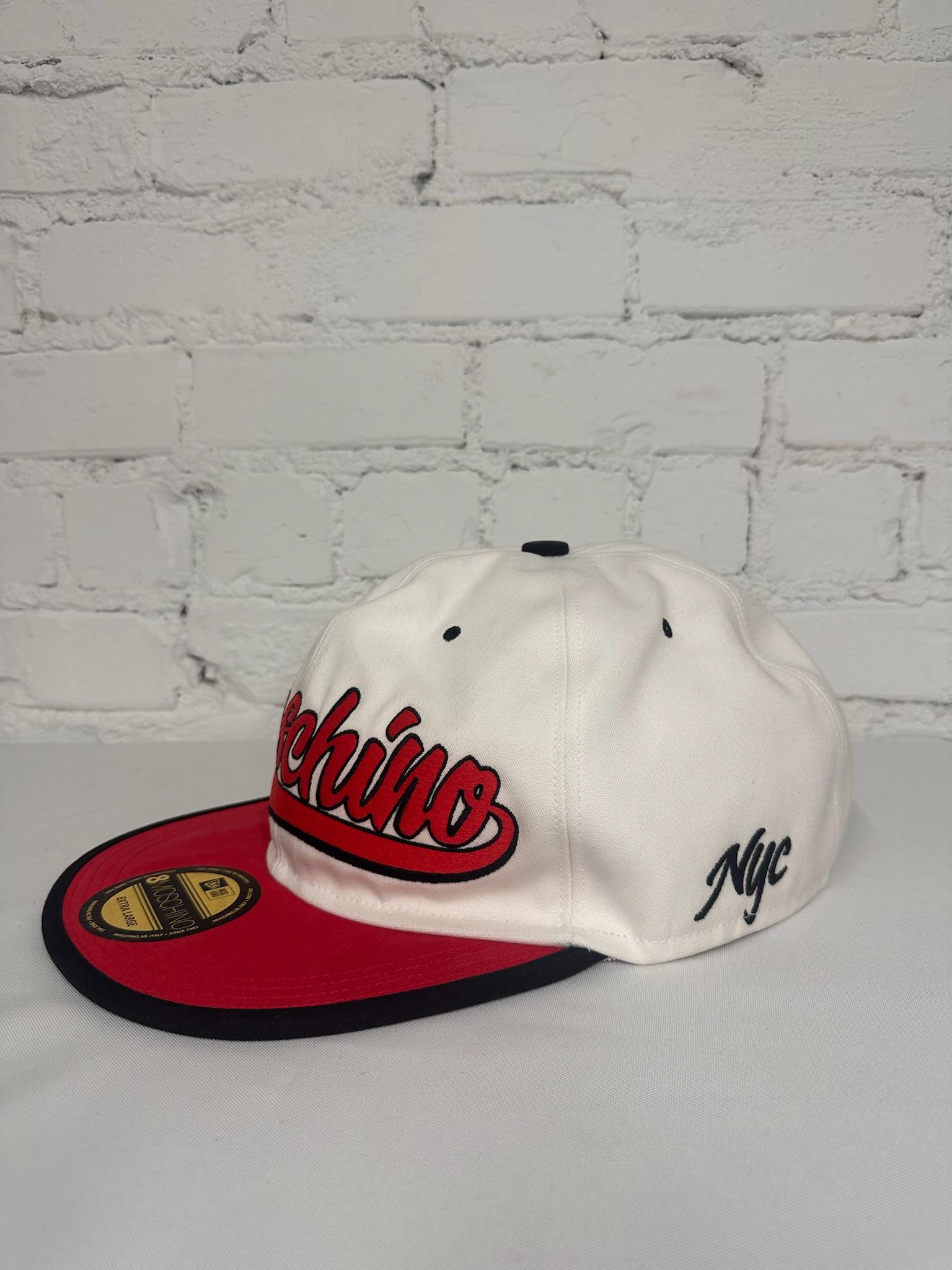 AW20 Moschino Couture Jeremy Scott Rosso Bianco Oversize Snapback Logo Hat in vendita 3