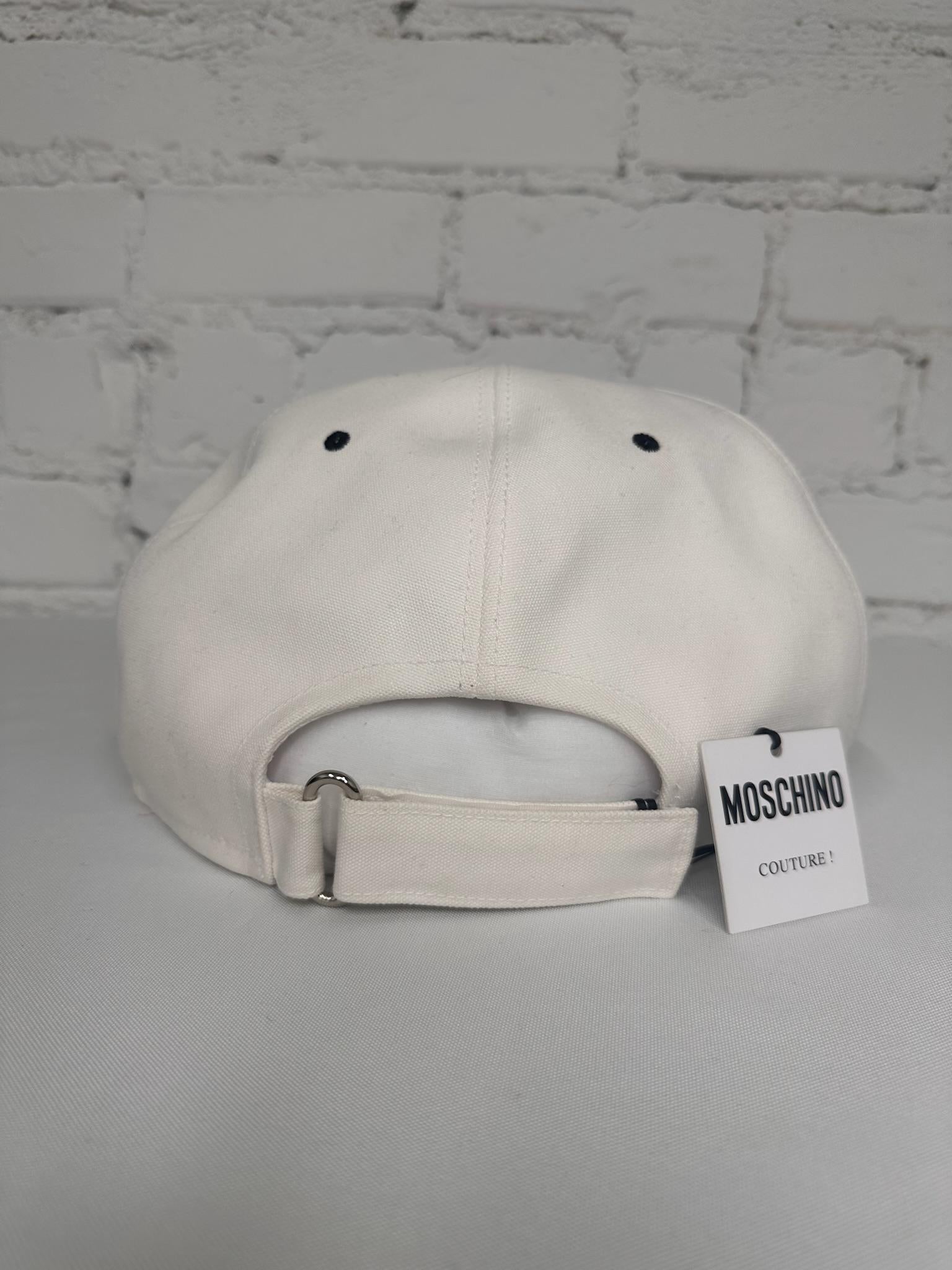 AW20 Moschino Couture Jeremy Scott Rosso Bianco Oversize Snapback Logo Hat in vendita 4