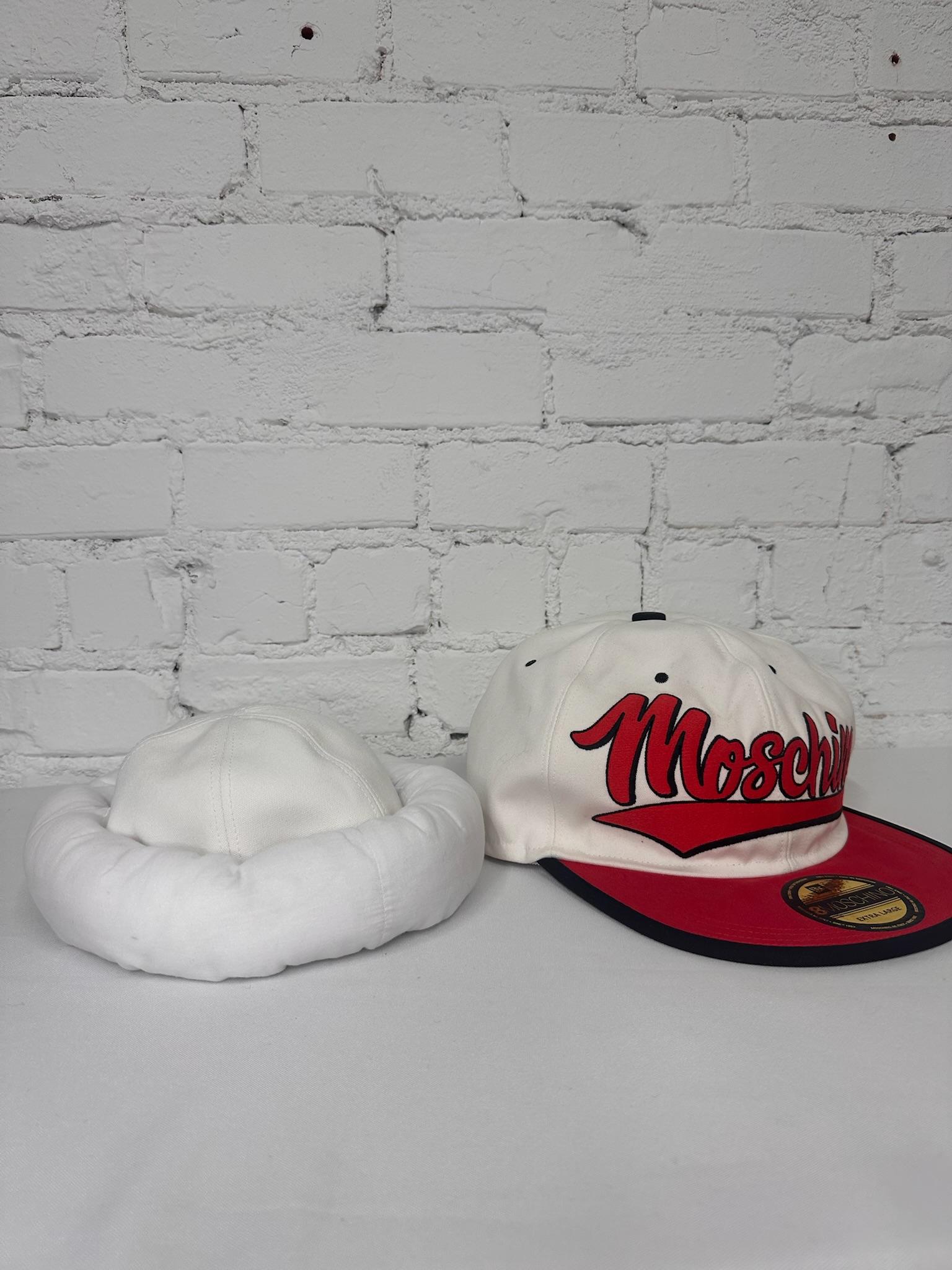 AW20 Moschino Couture Jeremy Scott Rosso Bianco Oversize Snapback Logo Hat in vendita 5