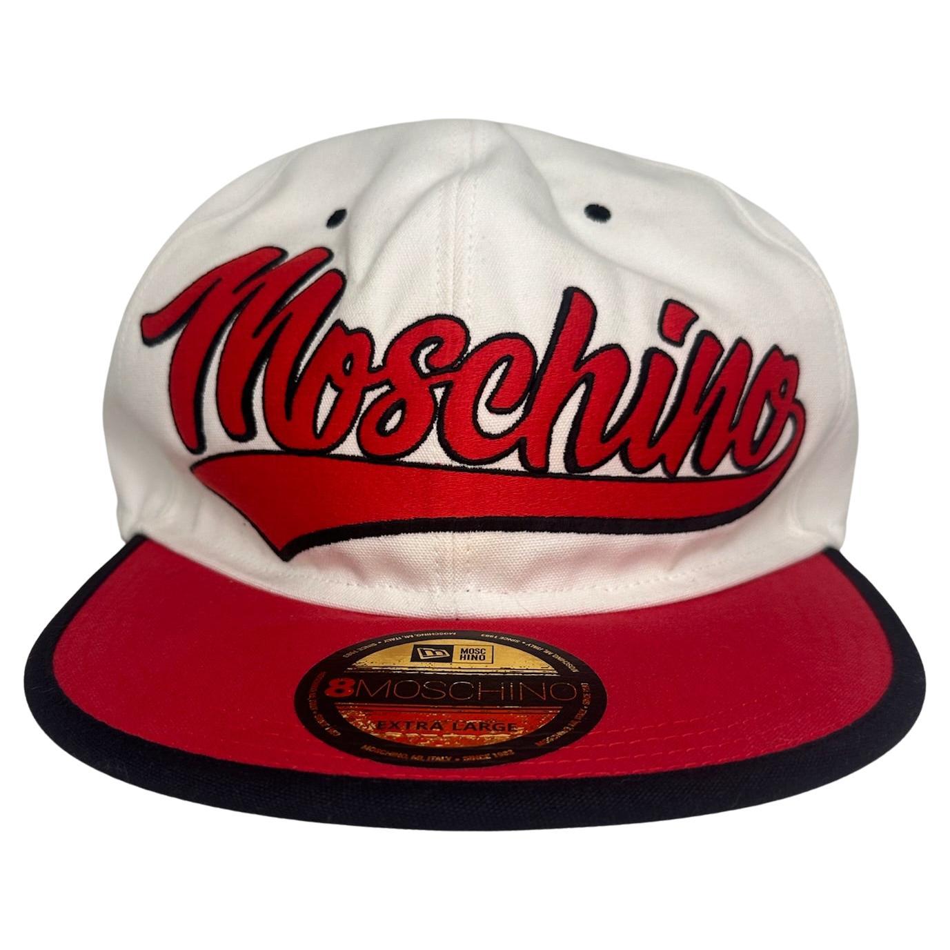 AW20 Moschino Couture Jeremy Scott Rosso Bianco Oversize Snapback Logo Hat in vendita