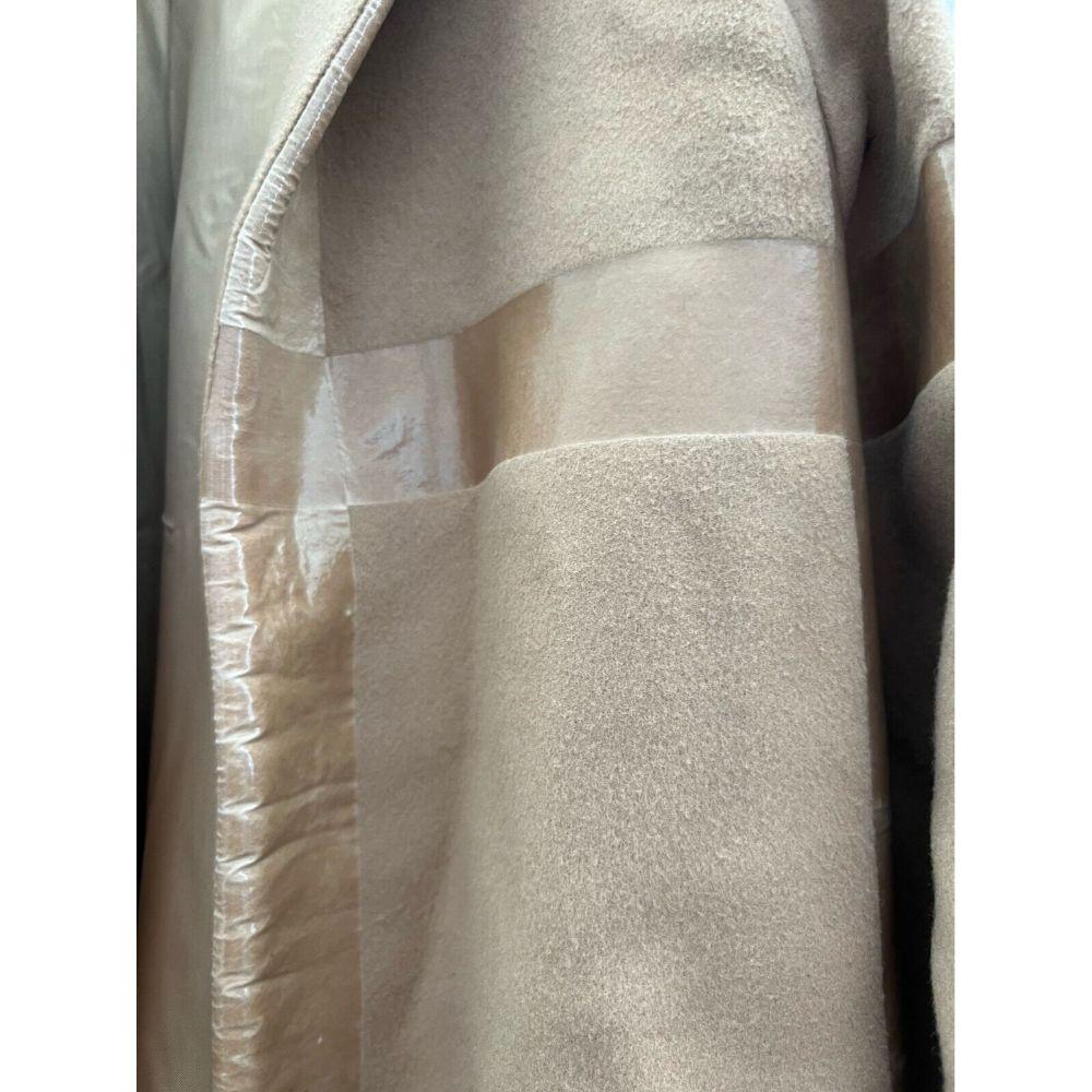 AW20 Moschino Couture Verpackungsmaterialien-Overcoat von Jeremy Scott (Braun) im Angebot