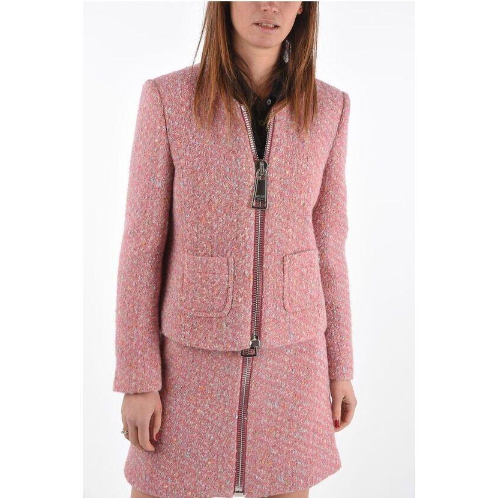AW20 Moschino Couture Jeremy Scott Rosa Boucle-Wolljacke mit übergroßem Reißverschluss

Zusätzliche Informationen:
MATERIAL:  - 53% Schurwolle, 38% Baumwolle, 7% PL, 2% PC
Farbe: Rosa, Türkis, Weiß, Orange
Größe: IT 42 / US 8
Muster: Abstrakt
Stil: