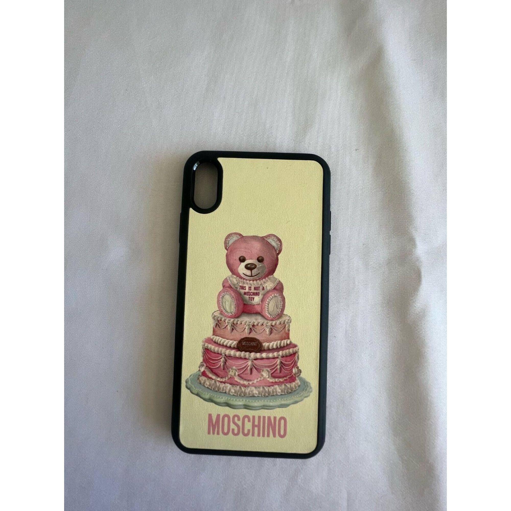 AW20 Moschino Couture Jeremy Scott Pink Teddy Bear on a cake iPhone XS Max case

Additional Information:
Material: 60% PU, 40% Policarbonato
Color: Off-white, Pink, Black
Size: One Size
Pattern: Solid, Logo details
Dimensions: Length 6.7