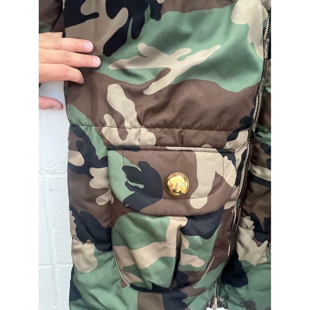 AW20 Moschino Couture Holzland Camouflage-Mantel in Goldverzierungen im Zustand „Neu“ im Angebot in Matthews, NC