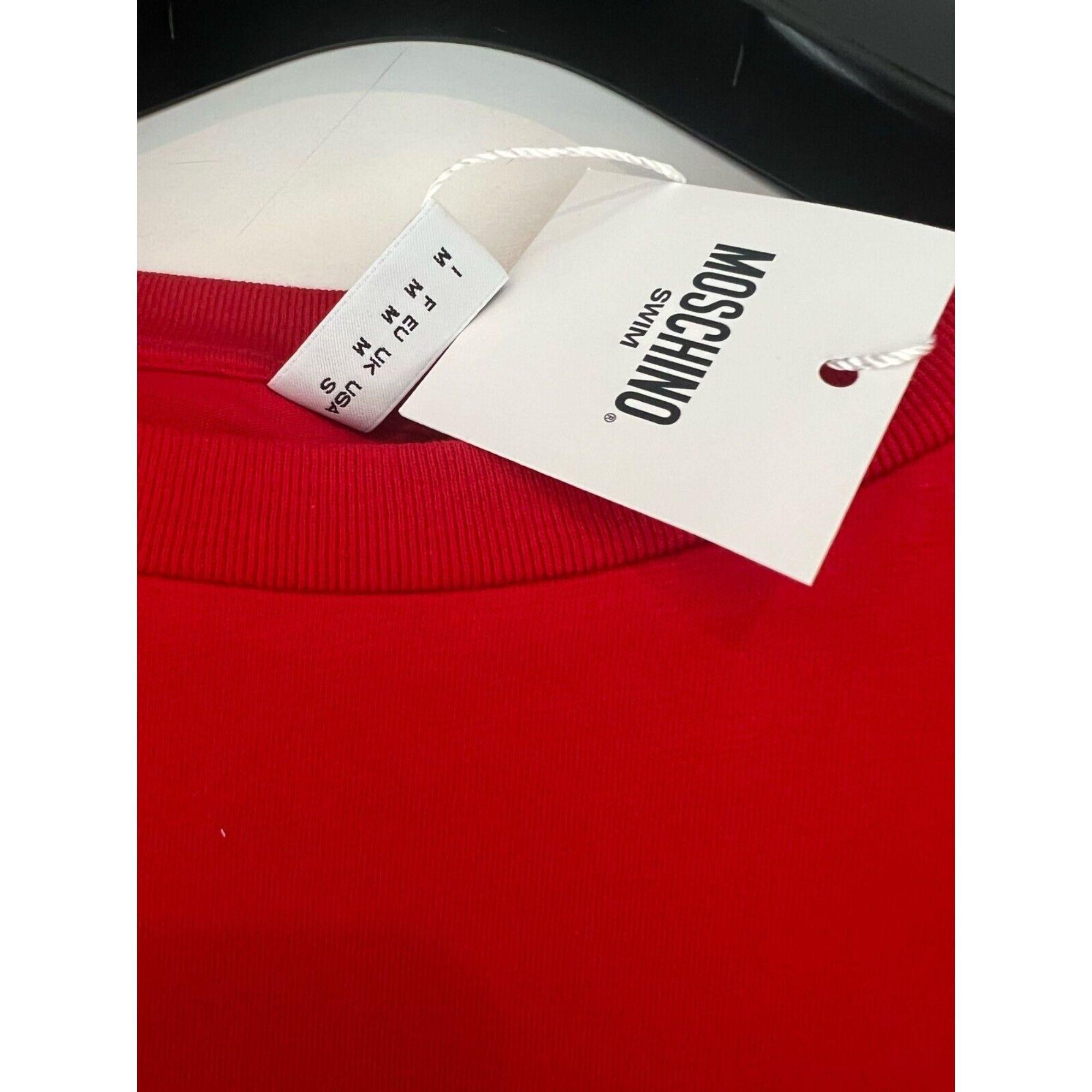 Aw20 Moschino Swim Red T-Shirt mit 3D- Multicolor-Logo von Jeremy Scott, Größe L im Zustand „Neu“ im Angebot in Matthews, NC