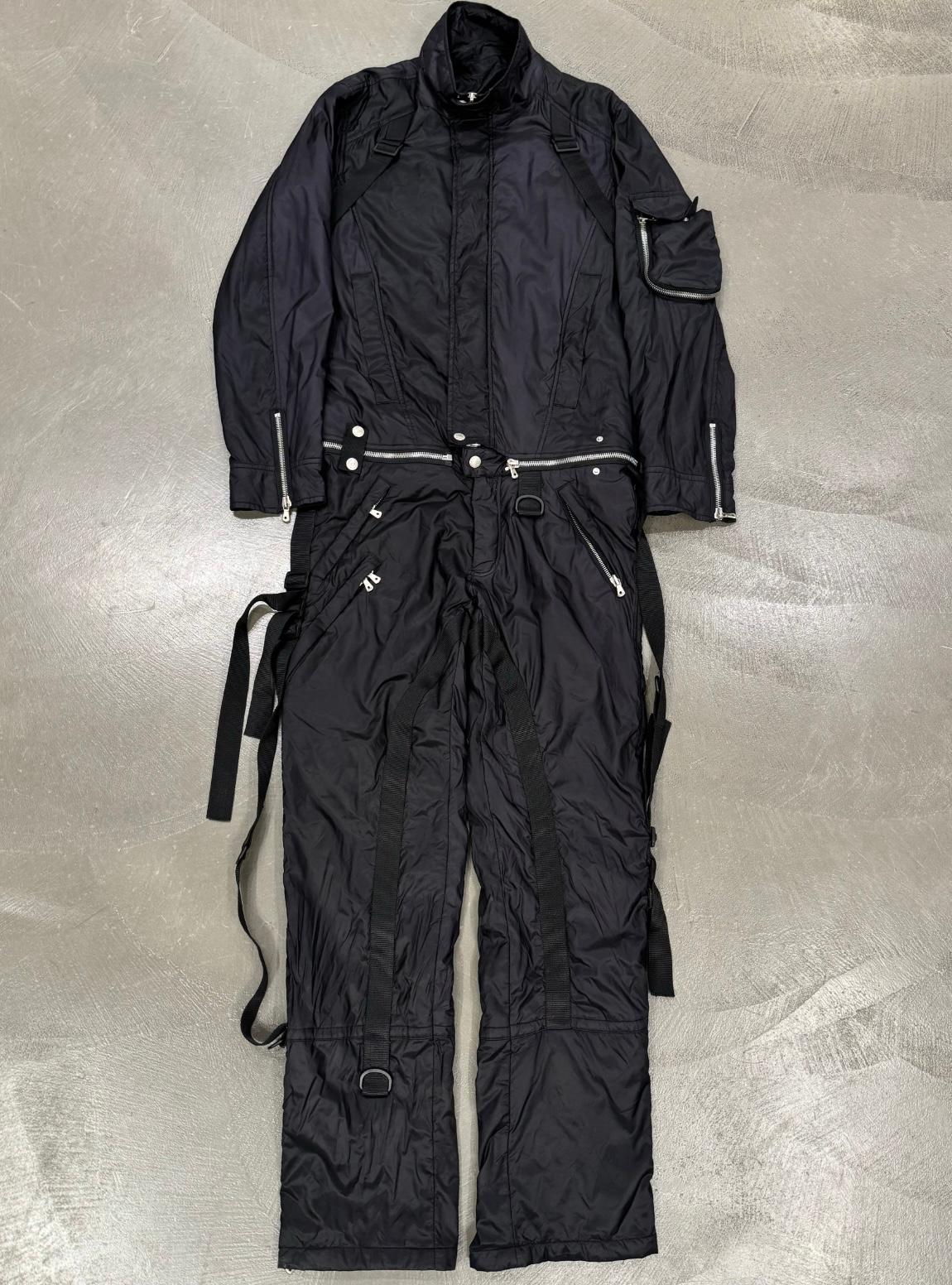 AW2003 Dolce & Gabbana - Combinaison parachute bondage

Cette combinaison parachute de style bondage, issue de la collection automne/hiver 2003 de Dolce & Gabbana, est une pièce d'avant-garde. Conçu avec une esthétique utilitaire, il présente de