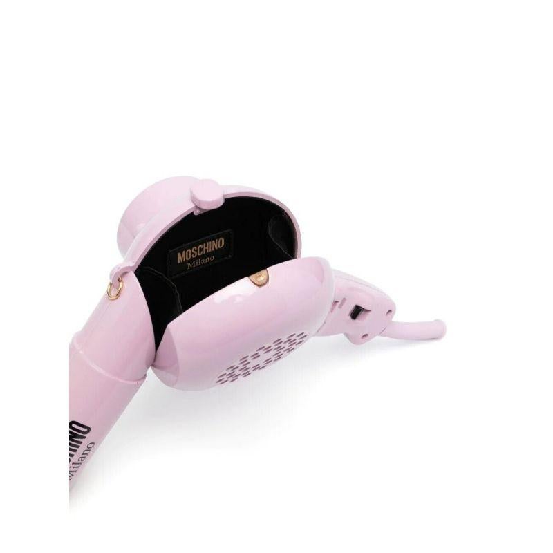AW21 Moschino Couture Jeremy Scott Blow Dryer Mini Shoulder Bag w/Gold Chains

Additional Information:
Material: 100% Plastic
Color: Pink, Gold
Pattern: Blow Dryer
Style: Shoulder Bag
Dimensions: W: 9.1”, H: 8.3”, D: 3.5”, the compartment is