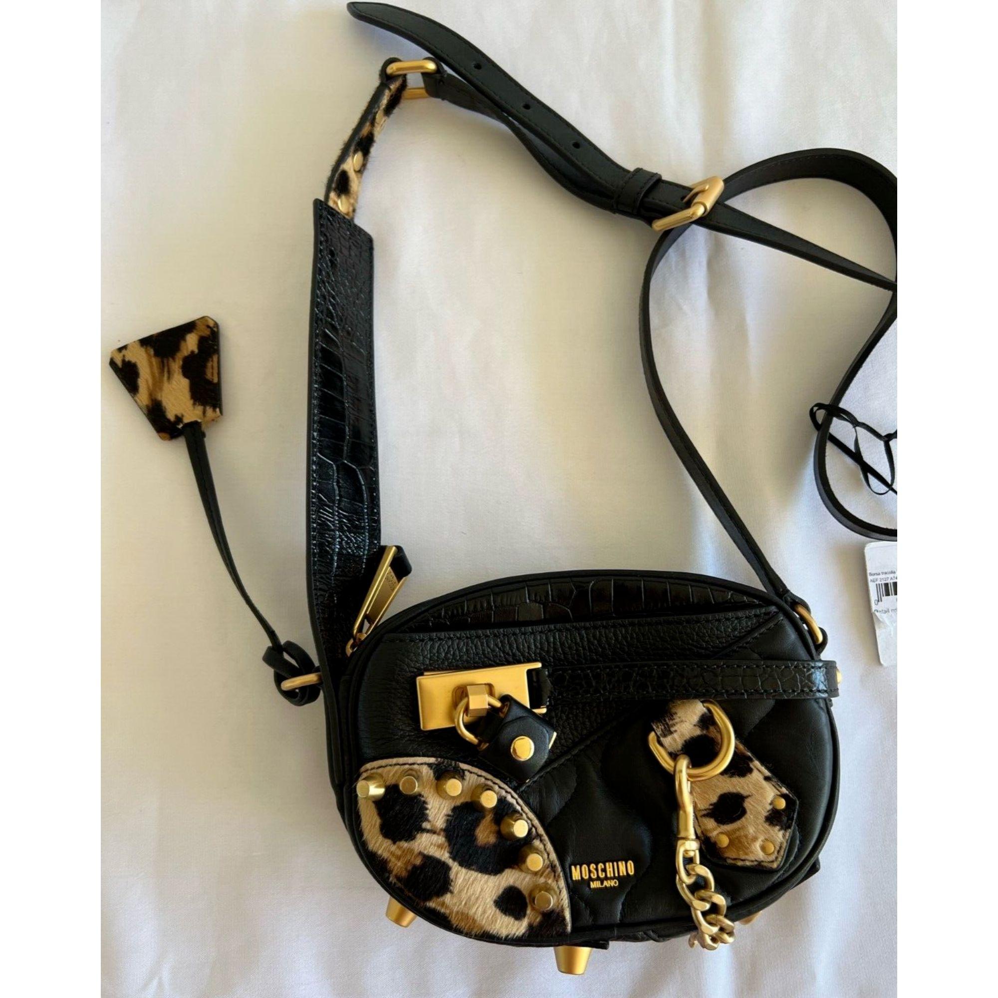 AW21 Moschino Couture Jeremy Scott Gold Leopard Black Leather Shoulder Bag

Additional Information:
Material: 100% VL
Color: Black, Leopard, Gold-toned accents
Size: Medium
Style: Shoulder Bag
Pattern: Leopard
Dimensions: 7.5