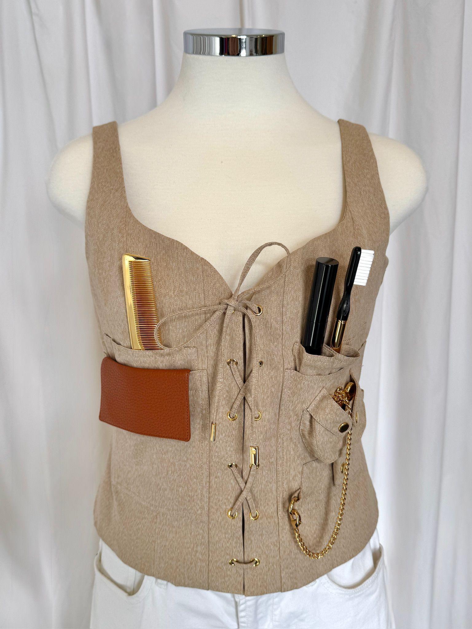Super raro!
Moschino Couture
Top bustier in gabardina Survivor Kit
Collezione AW21 di Jeremy Scott


100% Autentico!!!

PREZZO DI VENDITA: 1.530 DOLLARI



Condizione: Nuovo con tag

Colore: Beige

Modello: Kit di accessori per il trucco e