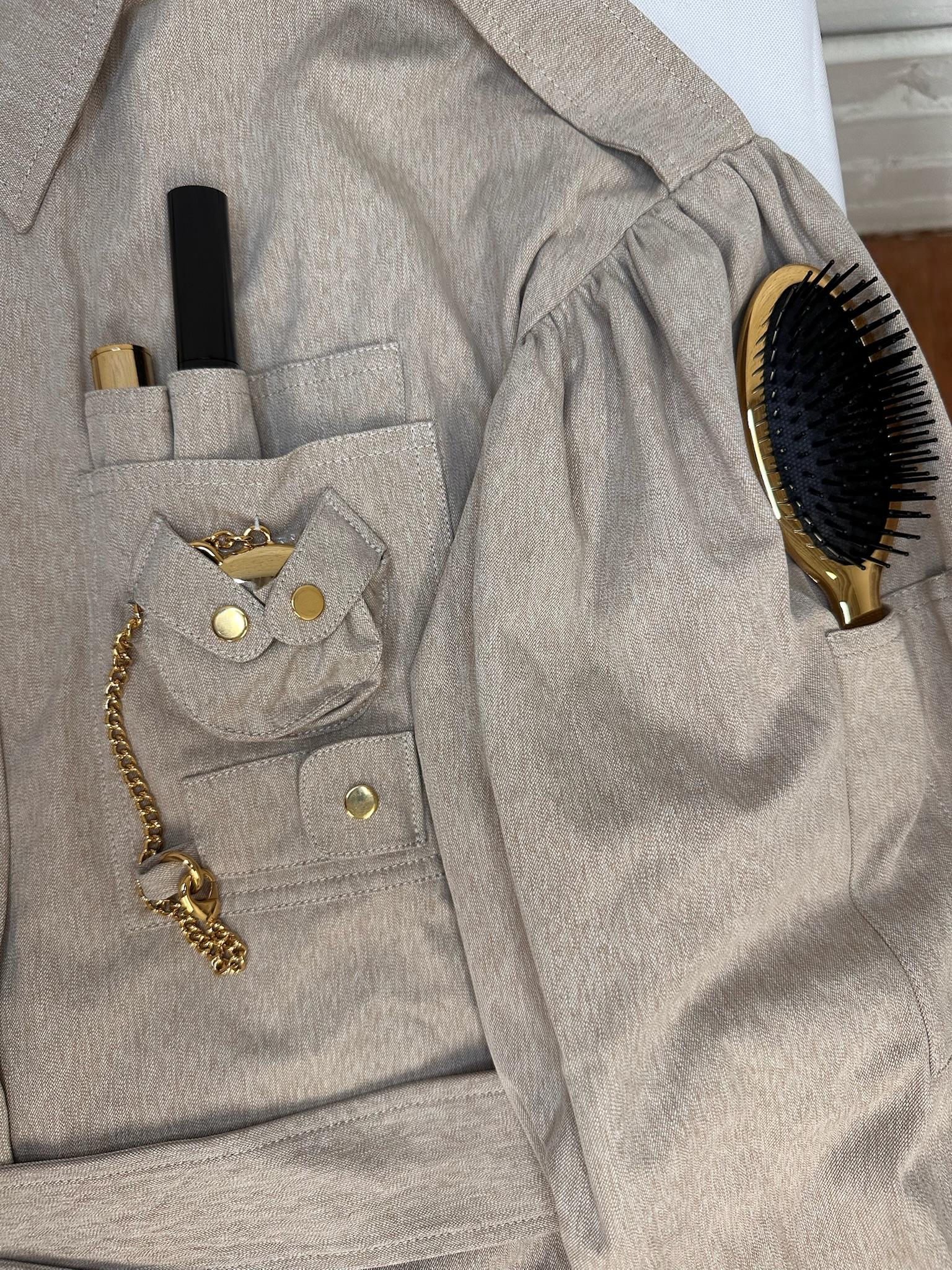 AW21 Moschino Couture Jeremy Scott Beige Gabardine Survivor Kit Tools Robe en vente 10