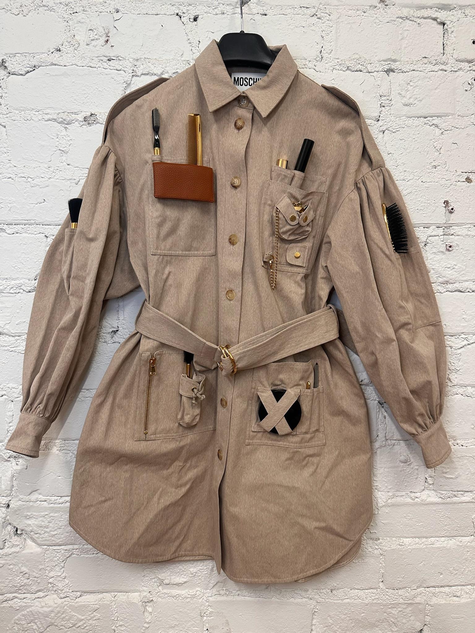 Super rare !
Moschino Couture
Gabardine Runway Survivor Kit Tools Dress
Collection AW21 de Jeremy Scott




100% Authentique ! !!

PDSF : 2 765



Condit : New with tags

Couleur : Beige

Modèle : Kit de beauté de survie

Matière : Tissu : 100%