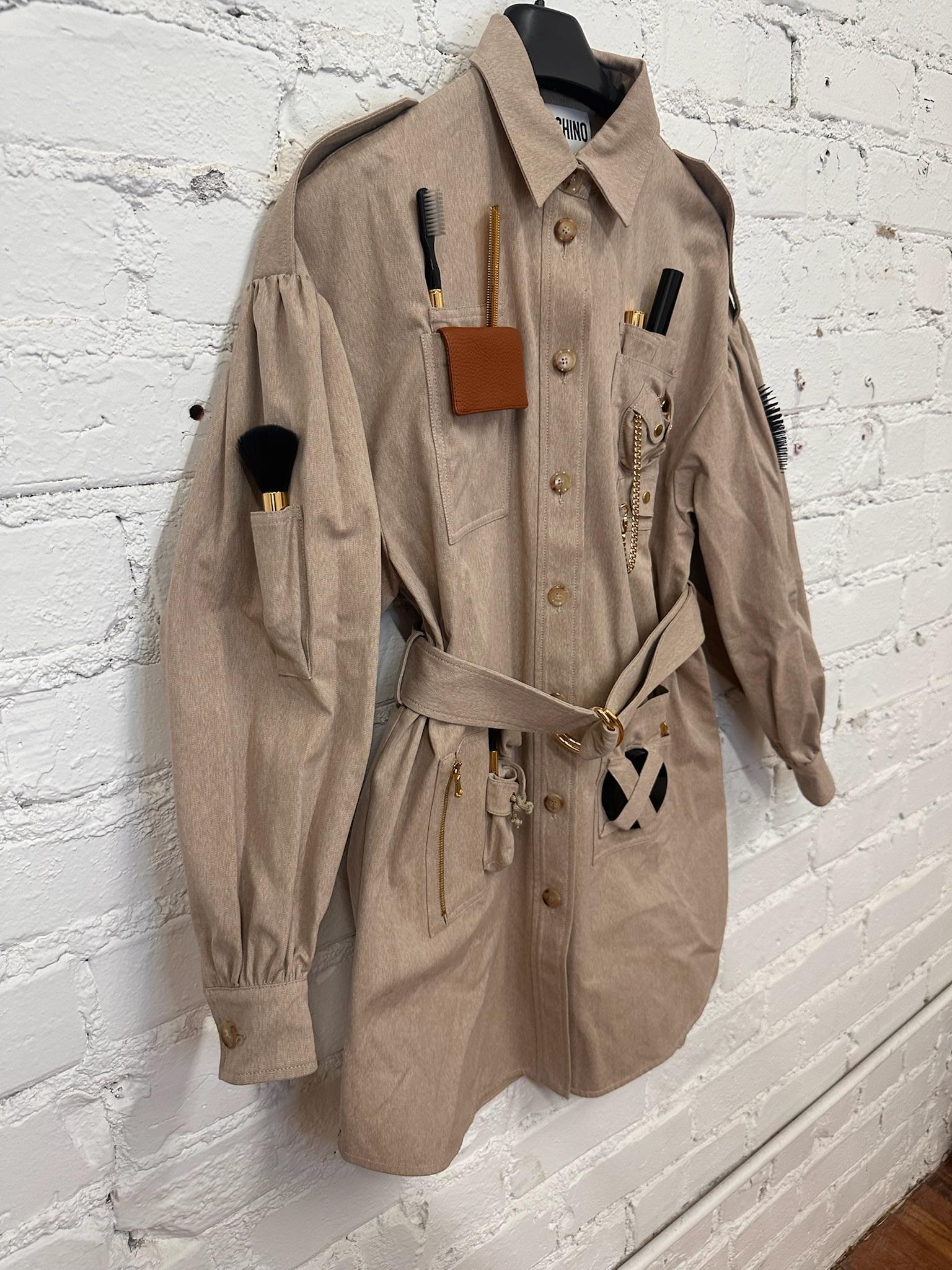 AW21 Moschino Couture Jeremy Scott Beige Gabardine Survivor Kit Tools Robe Neuf - En vente à Los Angeles, CA
