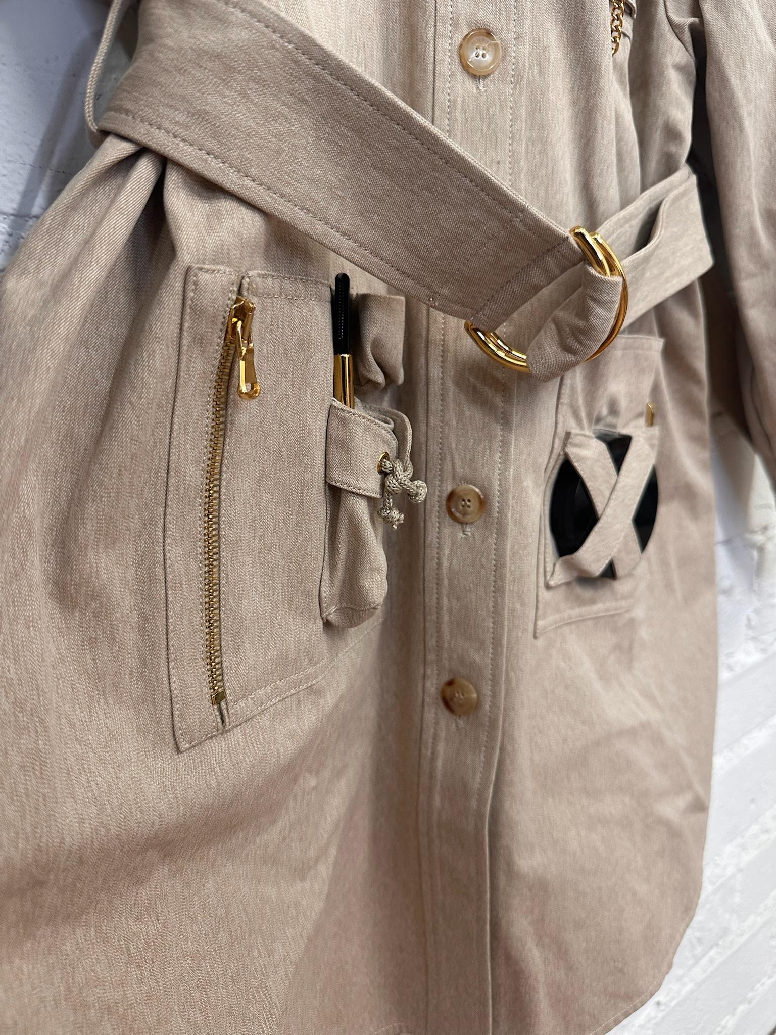 AW21 Moschino Couture Jeremy Scott Beige Gabardine Survivor Kit Tools Robe en vente 4