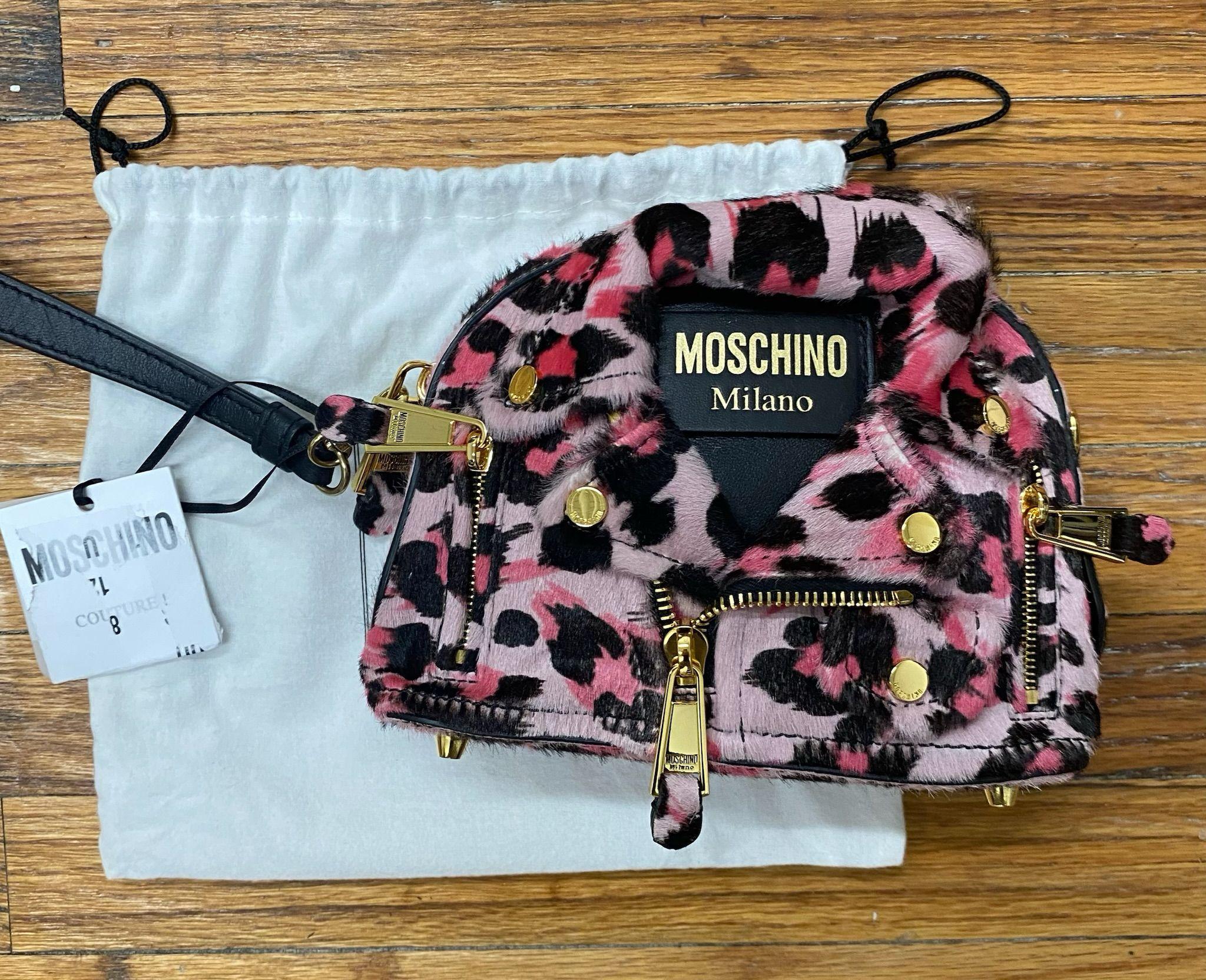 Noir MOSCHINO Couture Jeremy Scott mini sac à bandoulière rose léopard biker AW21 en vente