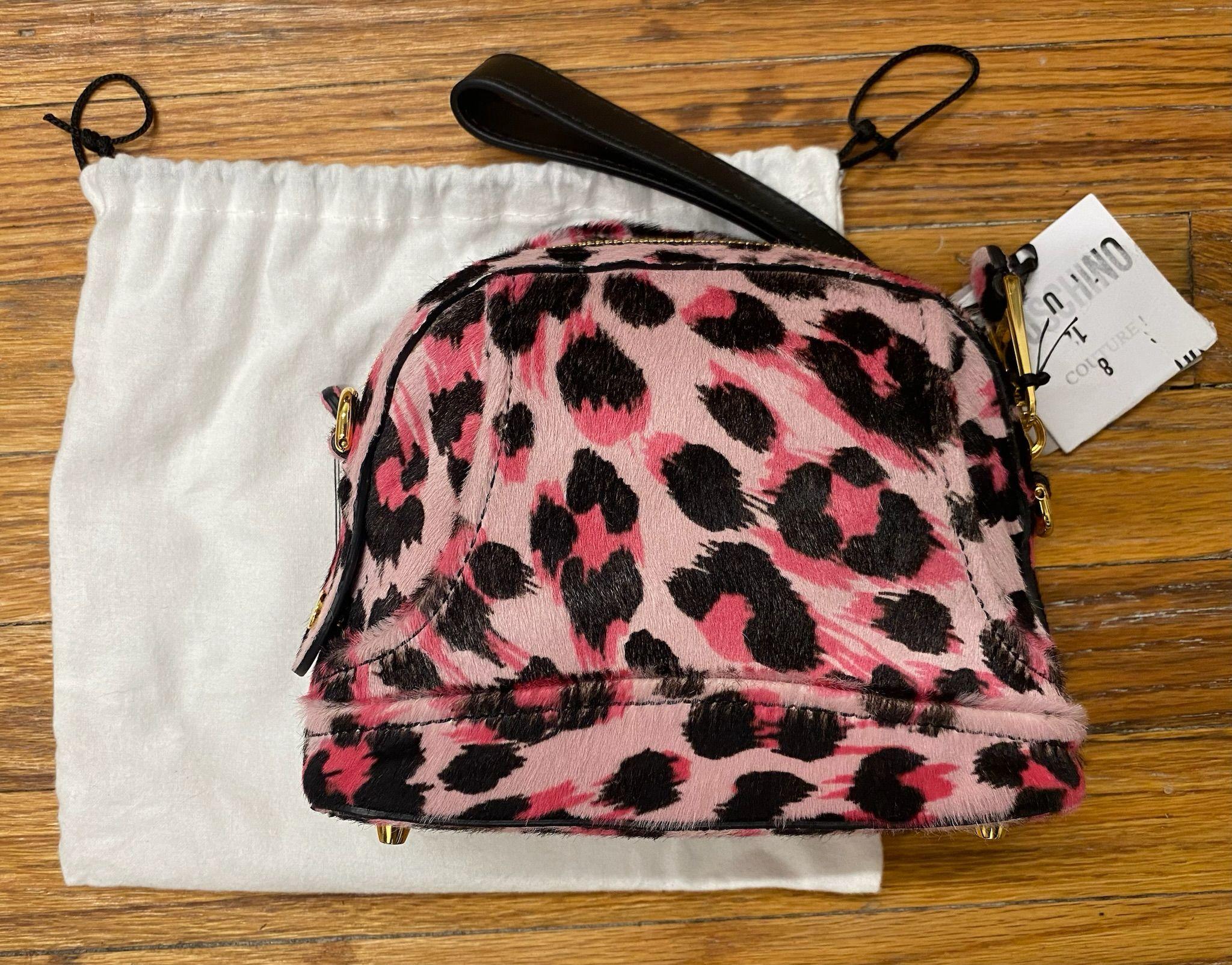 MOSCHINO Couture Jeremy Scott mini sac à bandoulière rose léopard biker AW21 Neuf - En vente à Los Angeles, CA