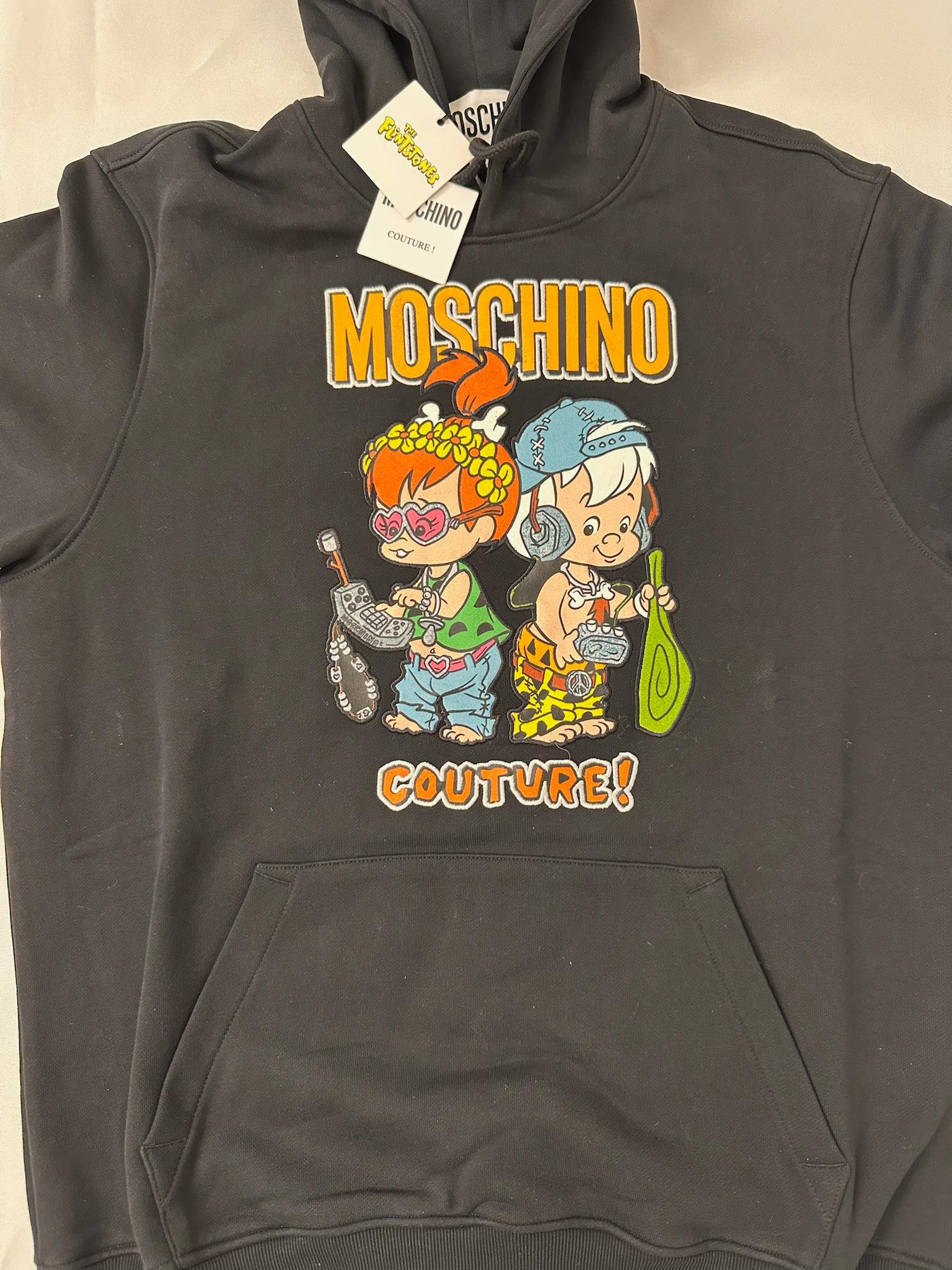 Nero AW22 Moschino Couture Jeremy Scott Felpa con cappuccio grafica nera Flinstones in vendita