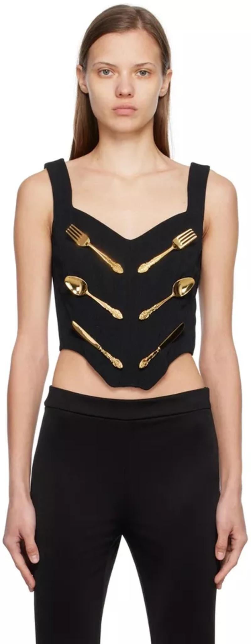 ¡Súper raro!
Moschino Couture
Cuchara Tenedor Cuchillo Bustier Corsé Top
Colección AW22 de Jeremy Scott




¡¡¡100% Auténtico!!!

PVPR: 2.495



Estado: Nuevo con etiquetas

Color: negro, dorado

Patrón: tenedor, cuchara y cuchillo dorados en