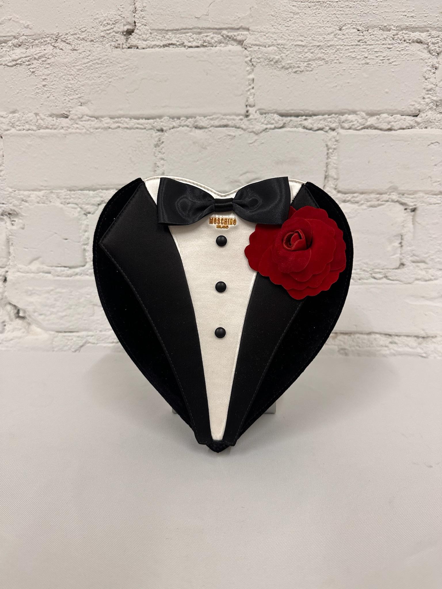 *Ausverkaufte Rarität!*
MOSCHINO COUTURE

Schwarzer Smoking Bräutigam Tasche

AW22 Kollektion von Jeremy Scott


SUPER SCHÖN!

100% authentisch!!!



Zustand: Brandneu mit Etiketten, original Moschino Staubbeutel enthalten

Farbe: Schwarz,