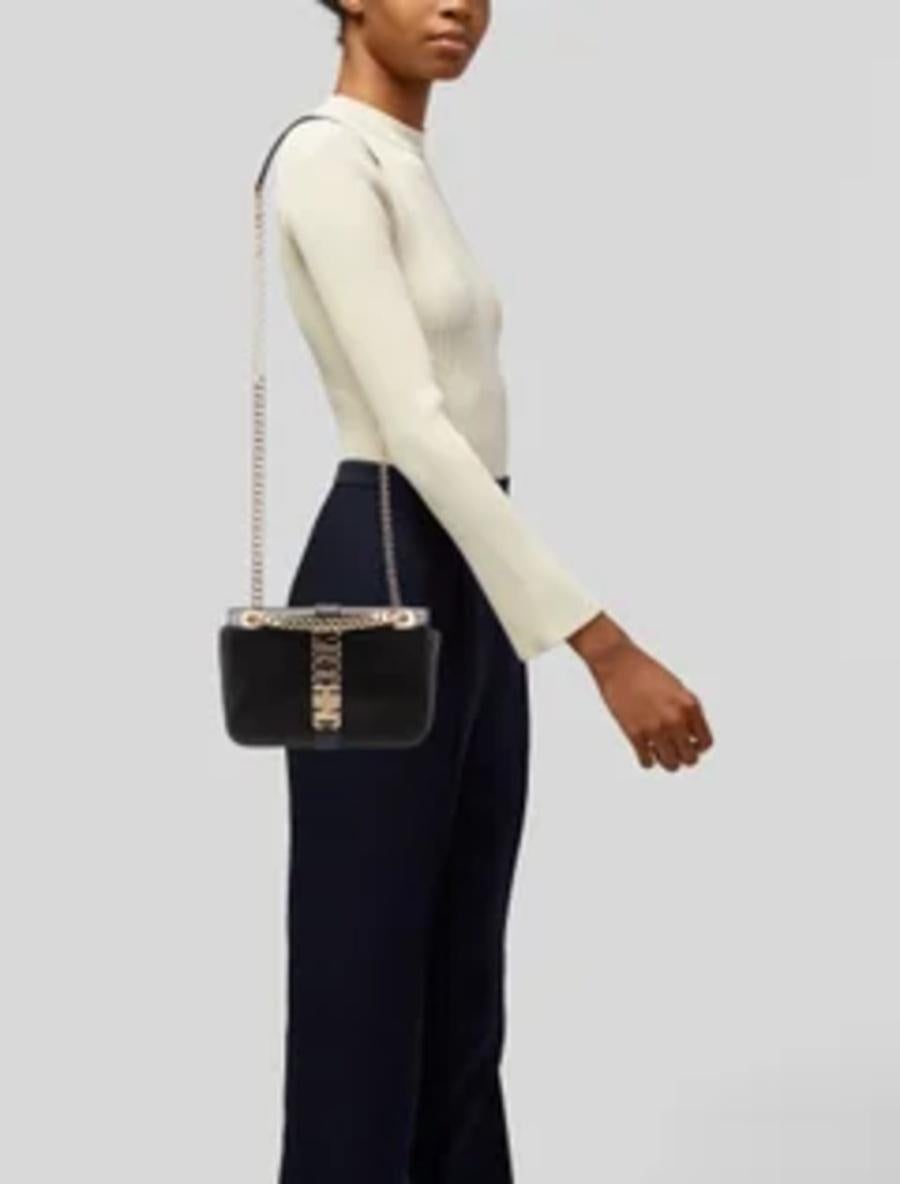 *Fantastico articolo fuori catalogo!*


MOSCHINO COUTURE

Borsa a tracolla in pelle nera con logo verticale

Collezione AW22 di Jeremy Scott




MSRP $1.800+tasse!



SUPER CUTE!

100% Autentico!!!



Condizioni: Nuovo di zecca con cartellini,