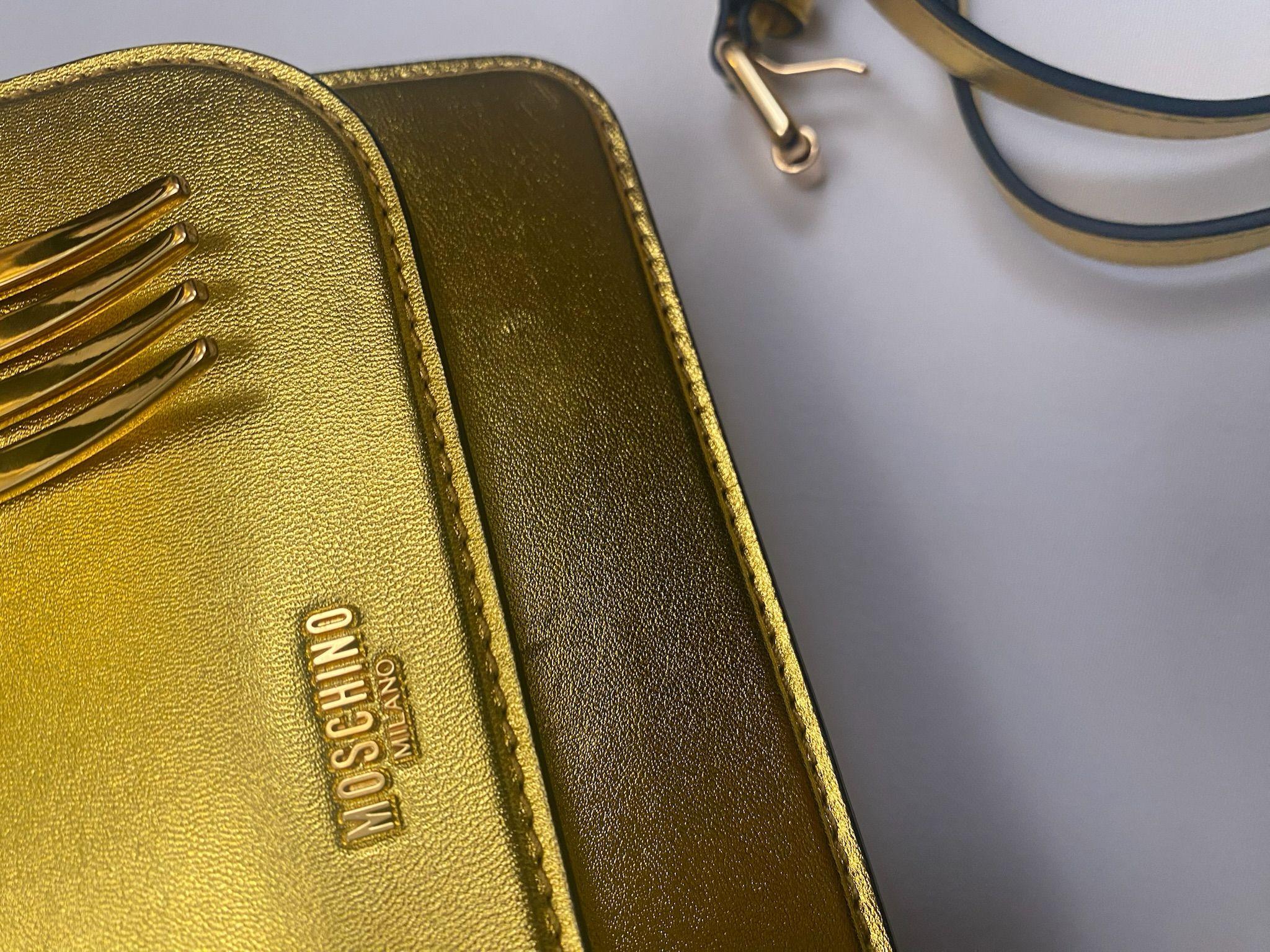 AW22 MOSCHINO Couture Jeremy Scott Tenedor de oro Bolso bandolera Crossbody en venta 8