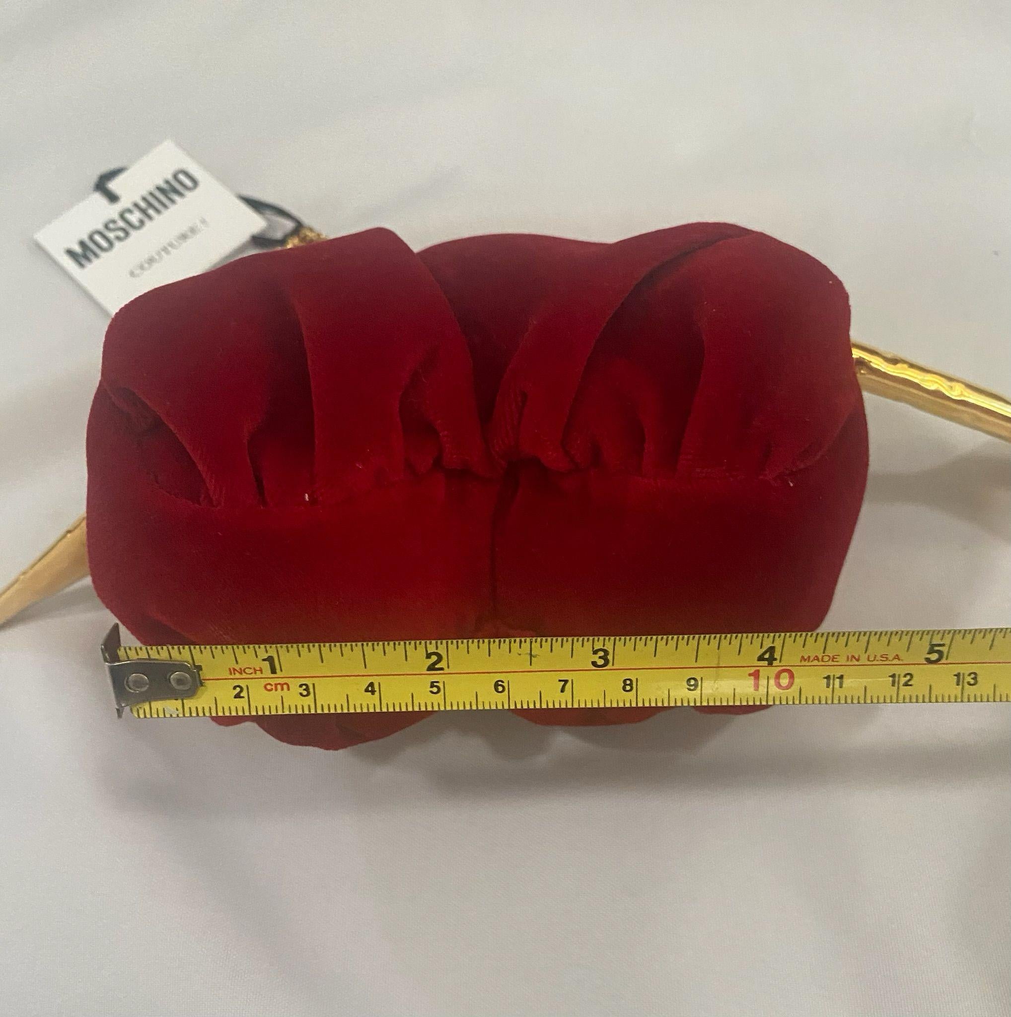 AW22 MOSCHINO Couture Jeremy Scott Heart & Arrow Red Velvet Gold Chain Purse Bag For Sale 8