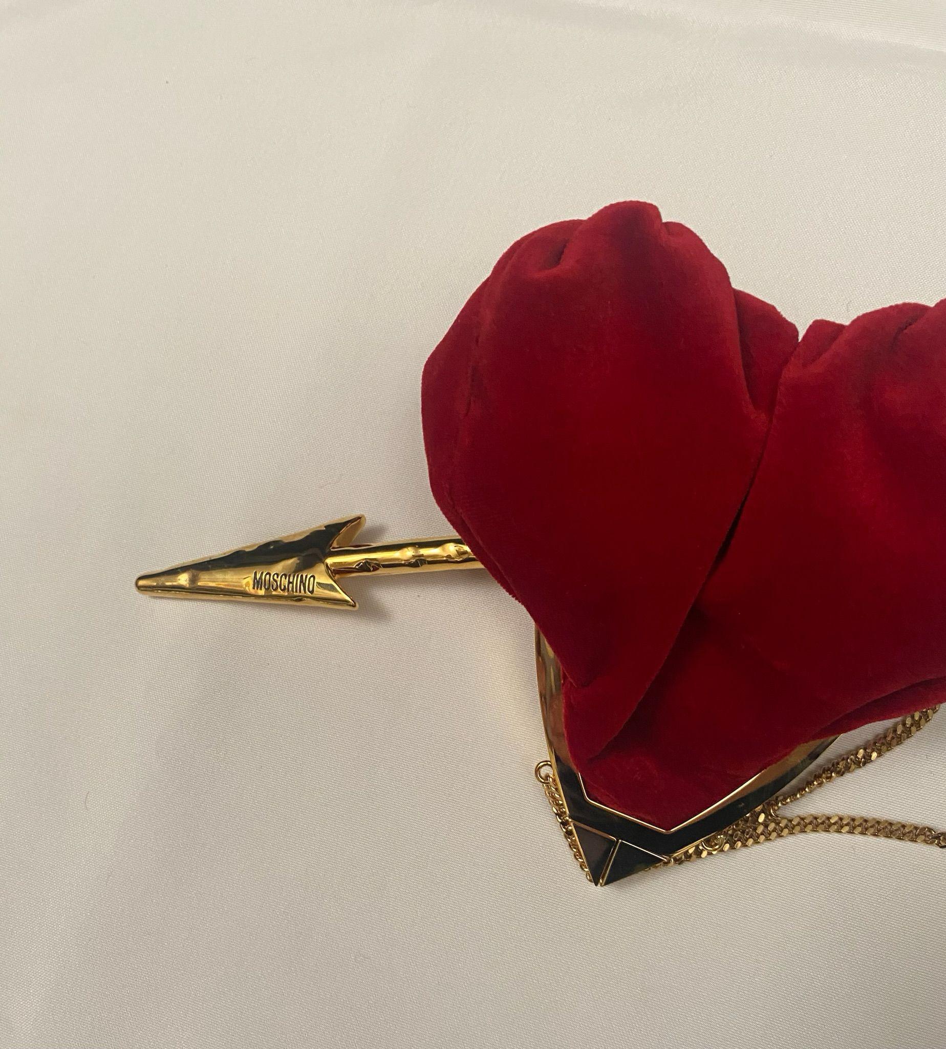 Women's AW22 MOSCHINO Couture Jeremy Scott Heart & Arrow Red Velvet Gold Chain Purse Bag For Sale