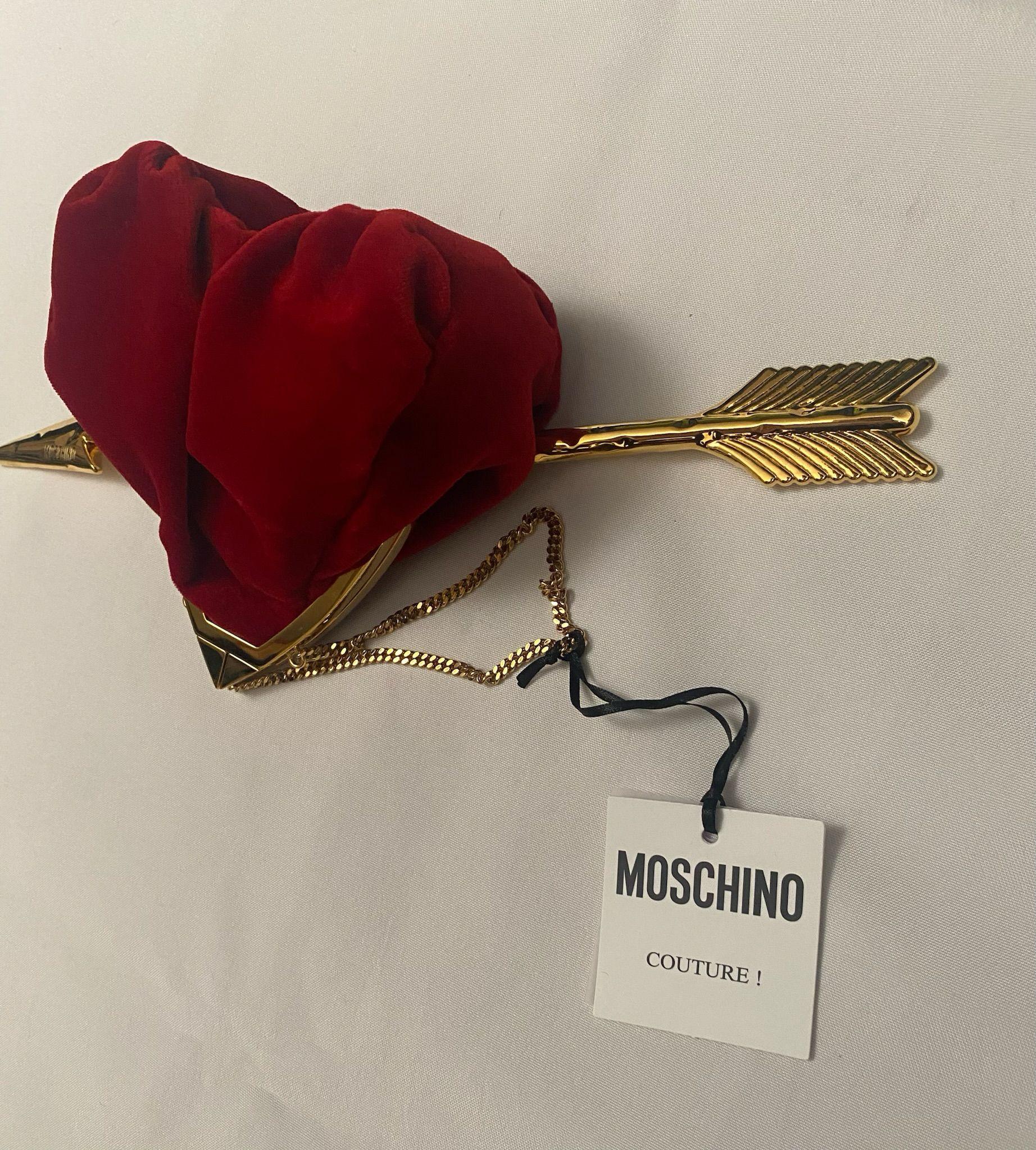 AW22 MOSCHINO Couture Jeremy Scott Heart & Arrow Red Velvet Gold Chain Purse Bag For Sale 1